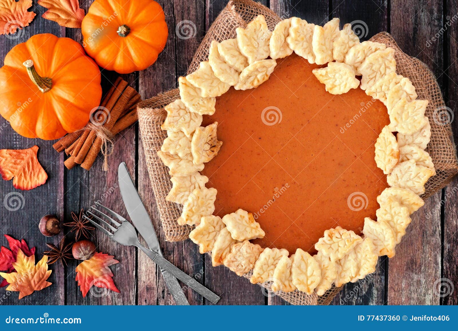 Danksagungskürbiskuchen mit Herbstblatt-Gebäckdesign, obenliegende Szene auf rustikalem Holz