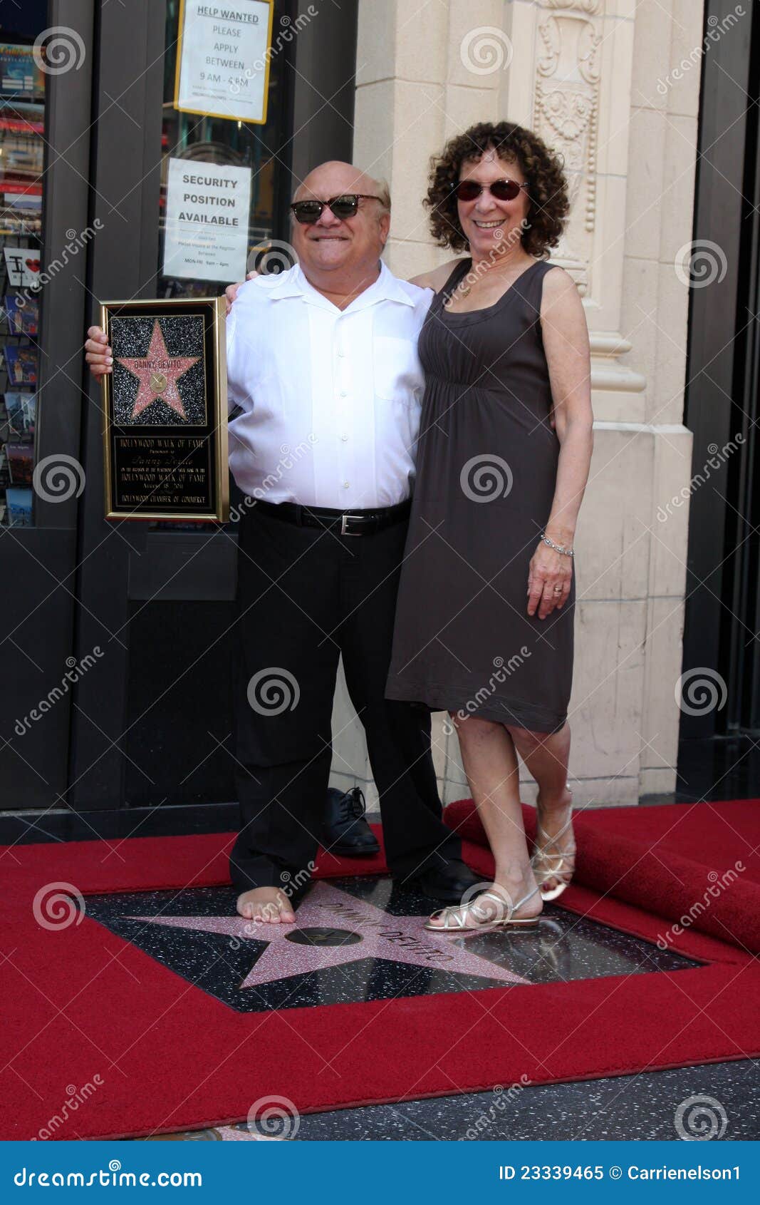 Jenna with Danny DeVito and Rhea Perlman at the emmys #jennaortega #Em... |  TikTok, image size:1067x1690