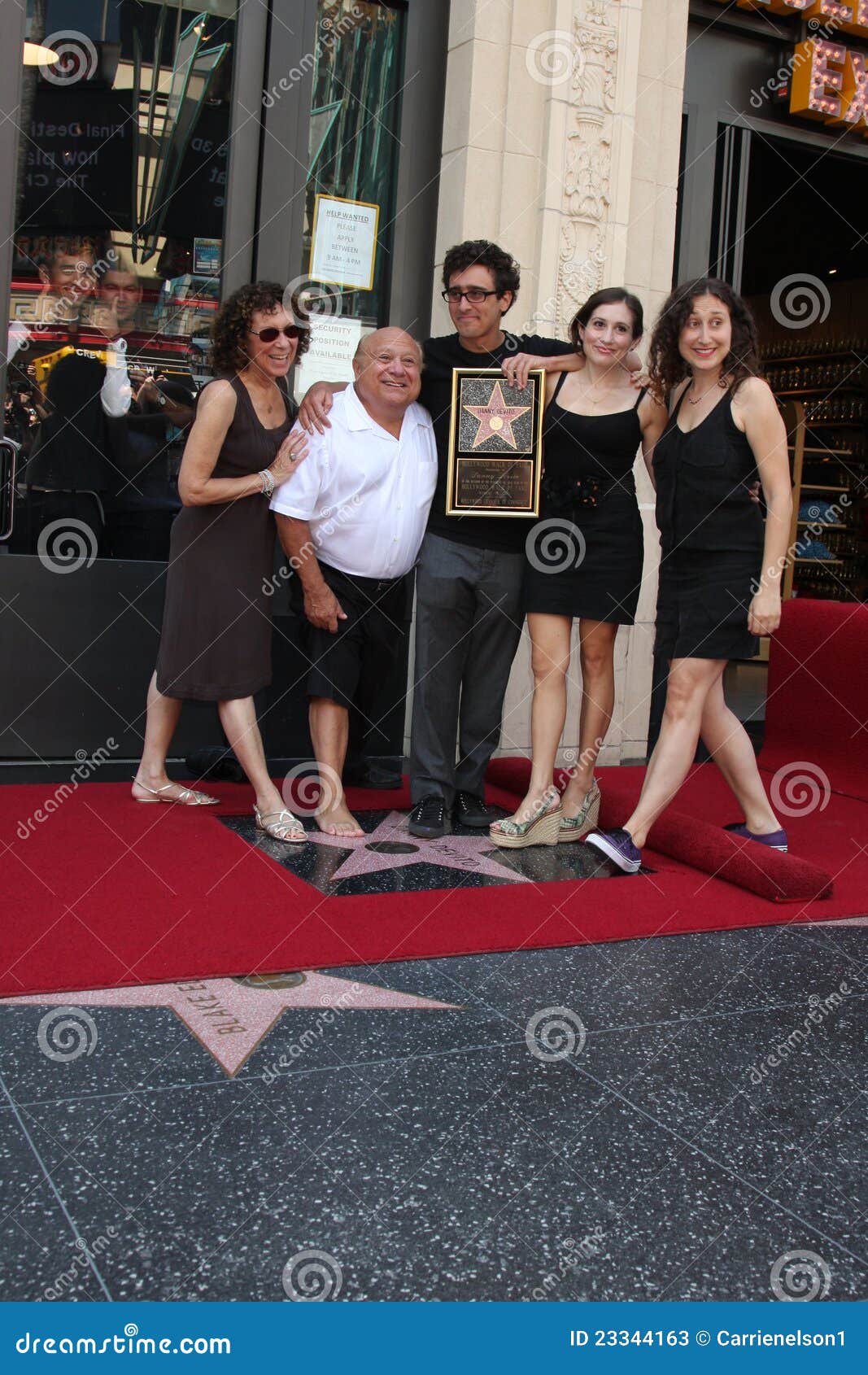 12/5/97- Century City,CA -Danny DeVito with Rhea Perlman and Kids... News  Photo - Getty Images, image size:1067x1690