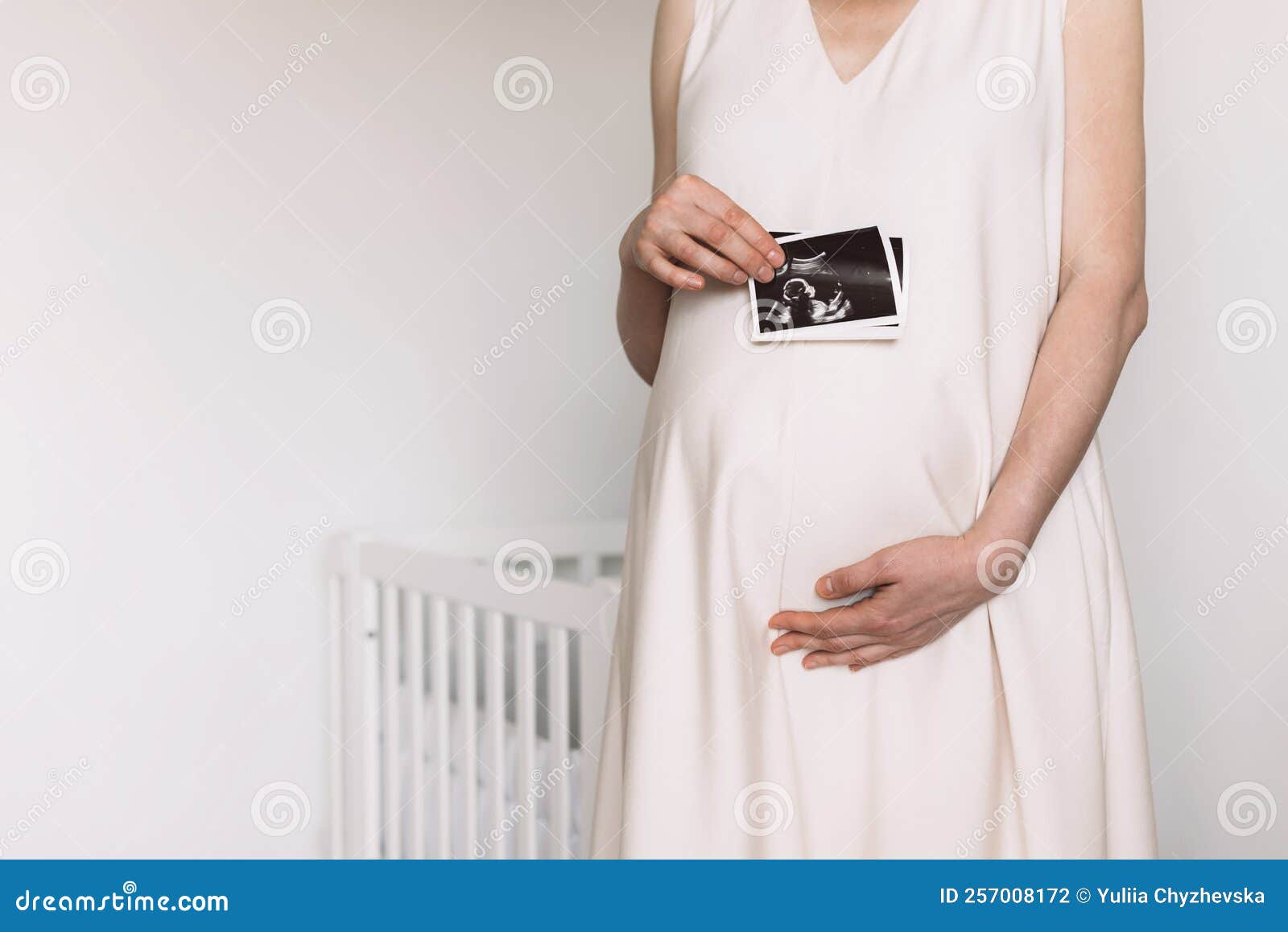 Dans La Crèche Bébé Femme Enceinte En Robe Blanche Tenant L'échographie  Image Bébé Sonographie. Concept De Santé De La Grossesse Photo stock -  Image du maman, santé: 257008172