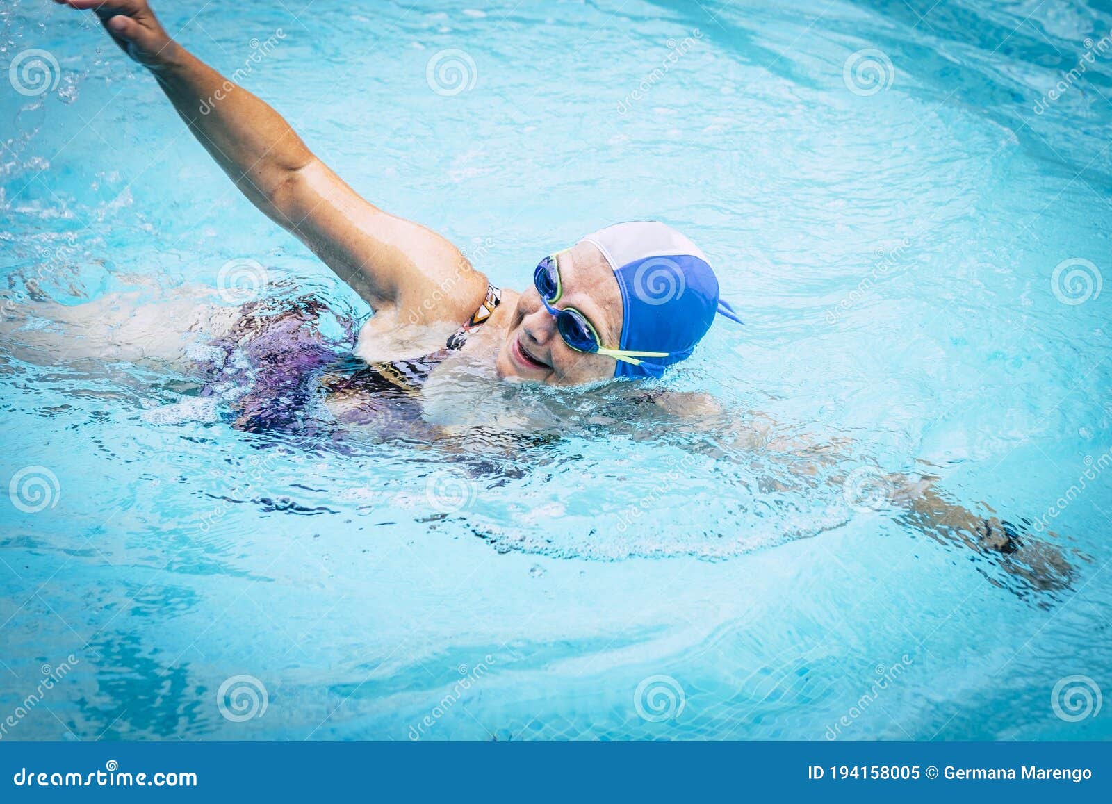 Dans La Vieille Femme Nager Dans L'activité Dans La Piscine