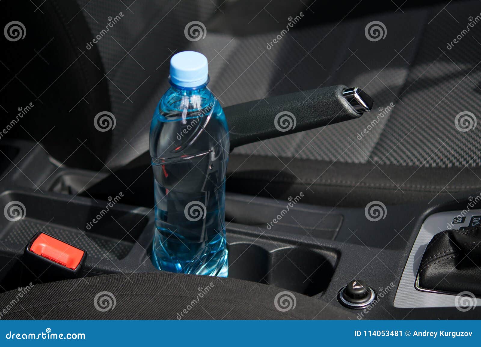 Dans La Voiture Dans Le Support De Tasse Il Y a Une Bouteille De L'eau,  Pour Le Conducteur Image stock - Image du chrome, main: 114053481