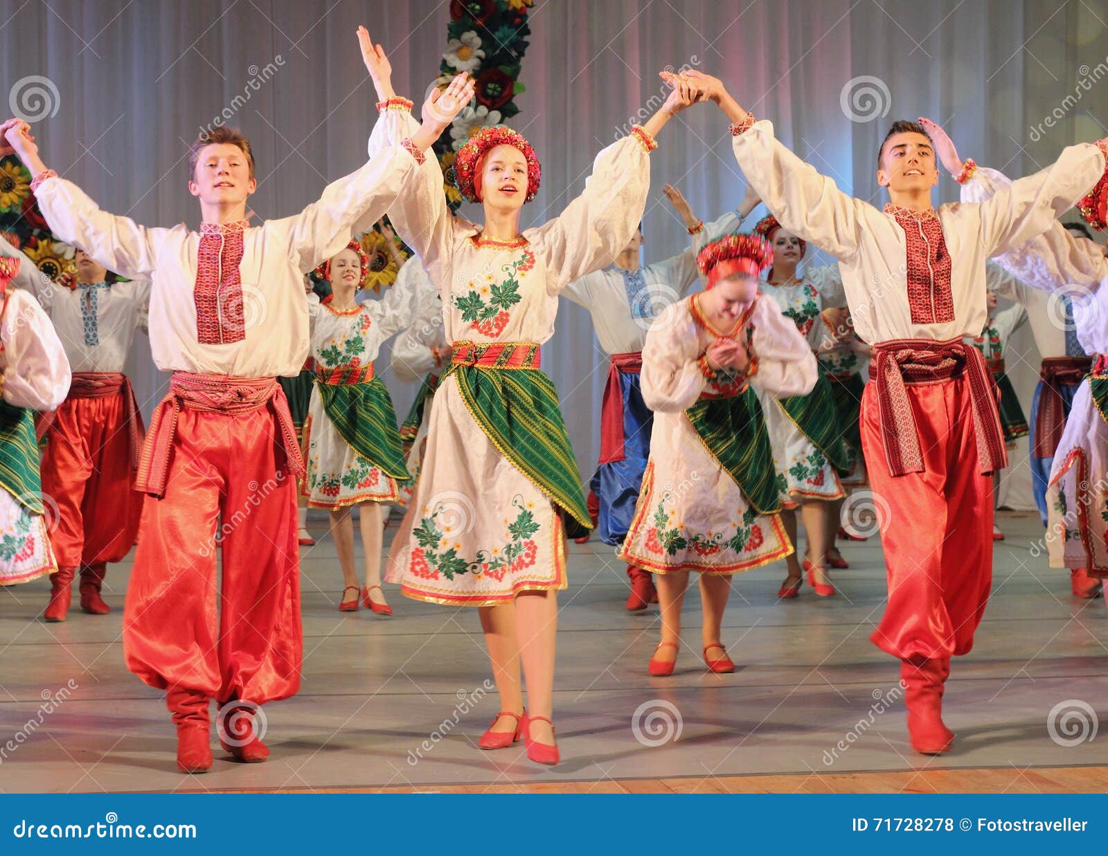 Danse Nationale Ukrainienne Photo stock éditorial Image du jeunesse