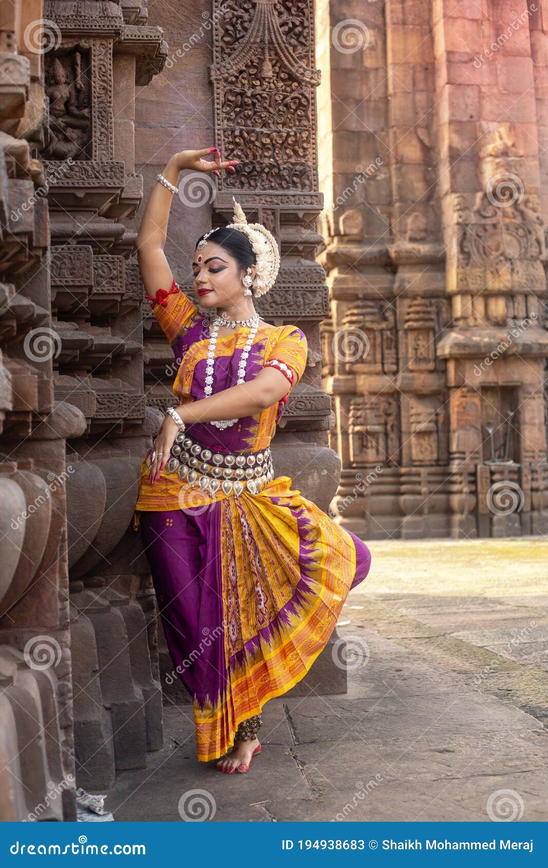 Jeune Femme Indienne Portant Costume Traditionnel Danseuse Ventre Danse  Exotique image libre de droit par Krakenimages.com © #539459538