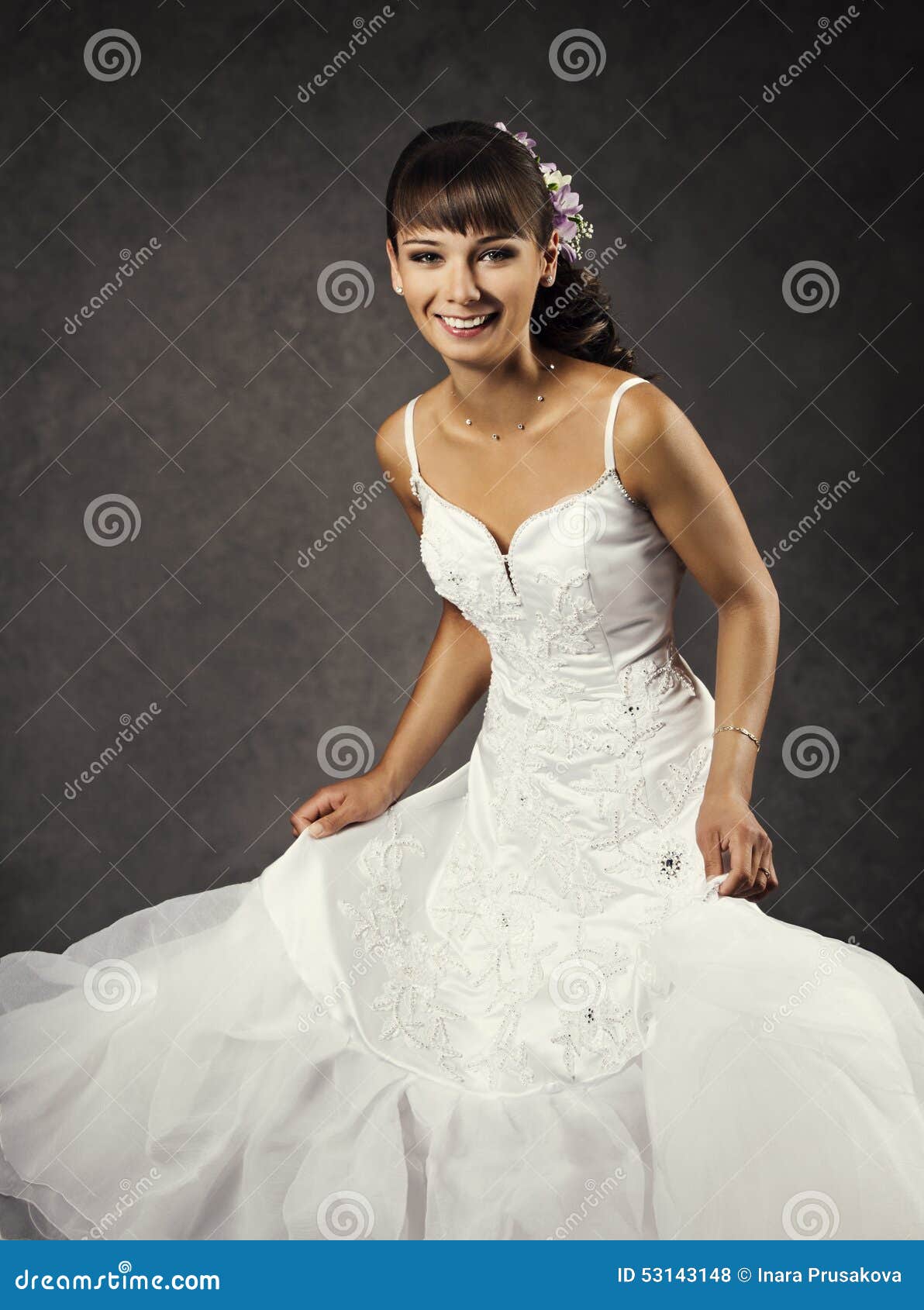 Dansende Grappige Bruid in Huwelijkskleding, Emotioneel Bruids Portret ...