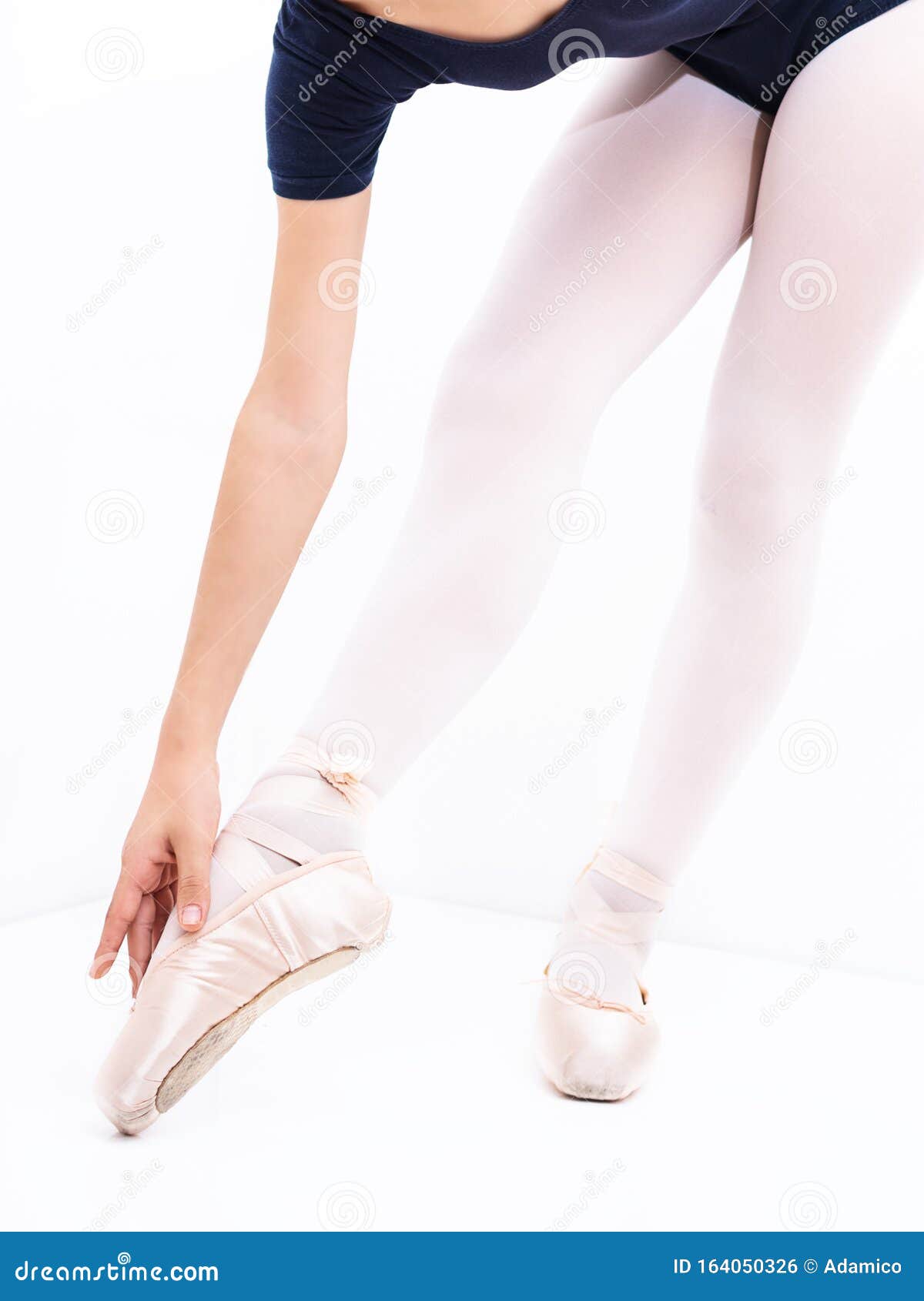 Danseuse Classique Avec Son Bras Tendu Sur Sa Jambe Photo stock - Image du  danseur, ballerine: 164050326