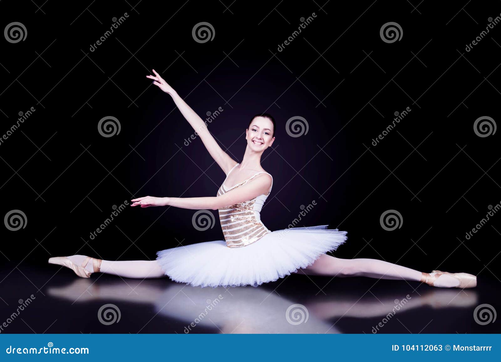 Danseuse De Ballerine Dans Le Tutu Blanc Image stock - Image du gens,  fille: 104112063
