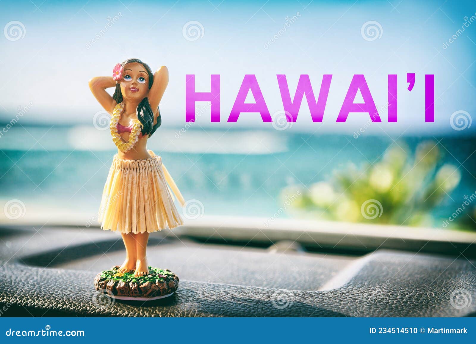 Danseuse Hawaii Hula Fille Poupée Sur Le Tableau De Bord De La Voiture  Voyage D'été Voyage Vacances Femme Danseuse à Ocean Beach Photo stock -  Image du lettres, esprit: 234514510