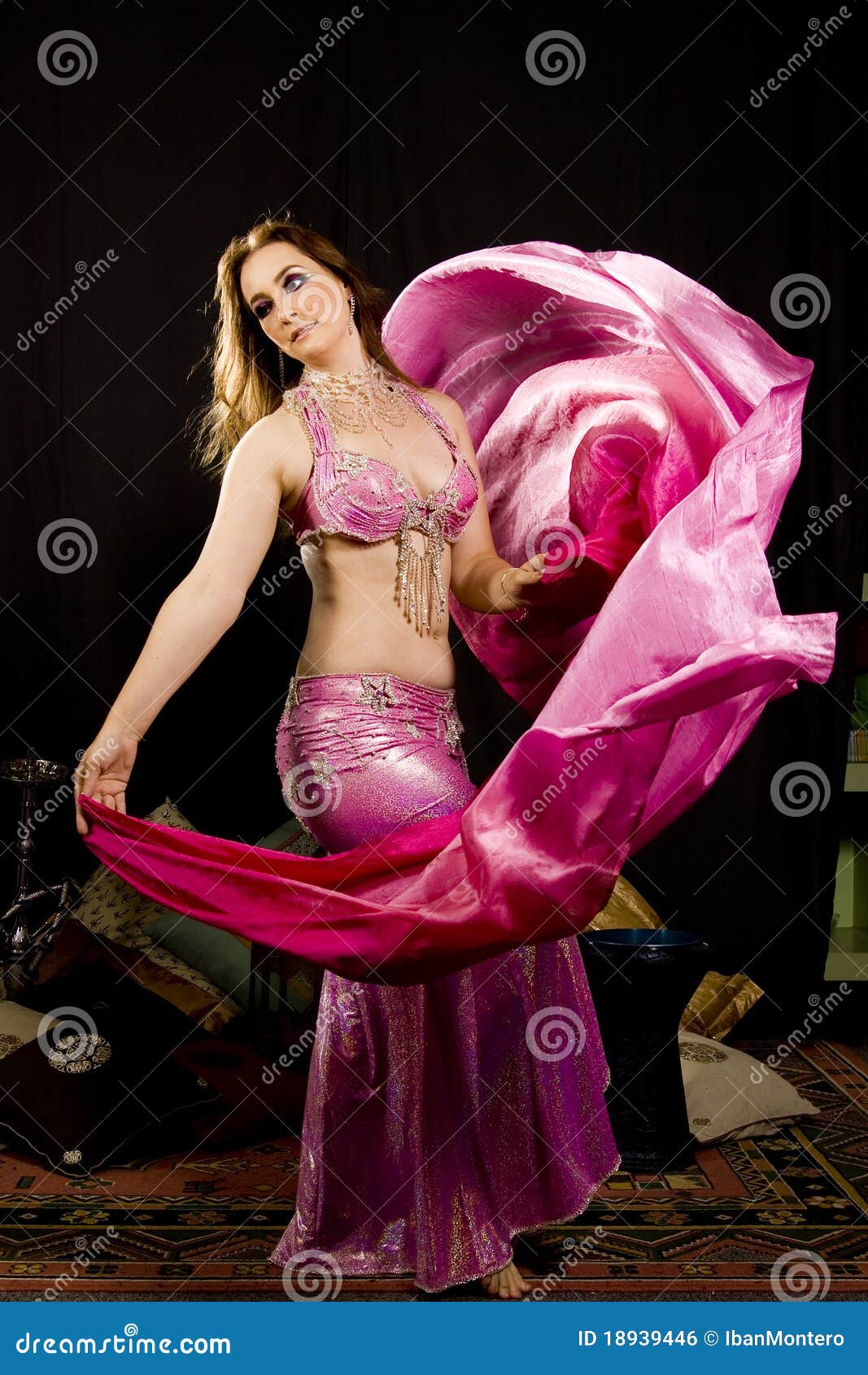 Danseuse Orientale De Femme Photo stock - Image du sensualité, charme:  18939446