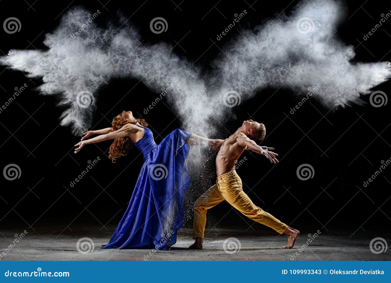 Dansez Le Duo Avec Les Mélanges De Poudre Dans L'obscurité Image stock -  Image du ballet, hommes: 109993343