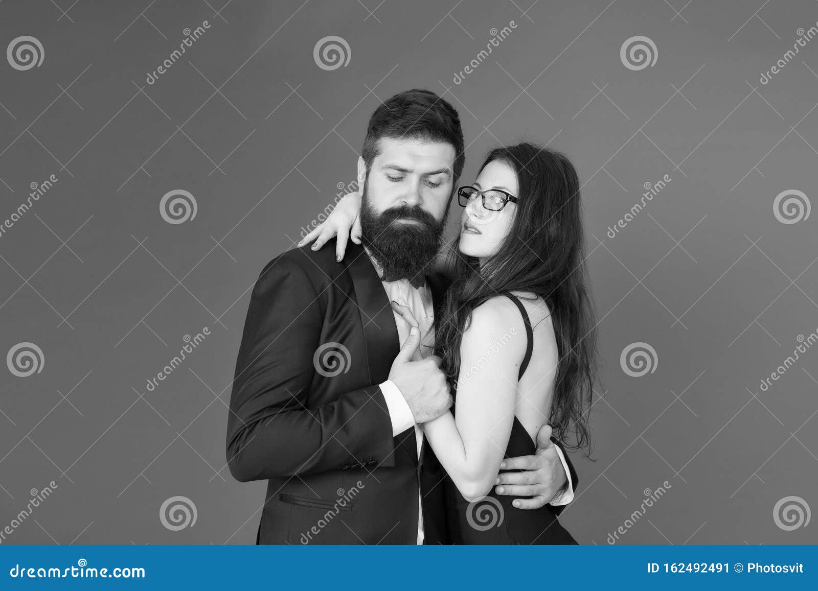 Dansons Ce Soir Elegant Couple Amoureux Tendre Calin Dansant Sur Fond Rouge Rhythme Du Coeur Joyeux Ensemble Homme Image Stock Image Du Laisse Passionne