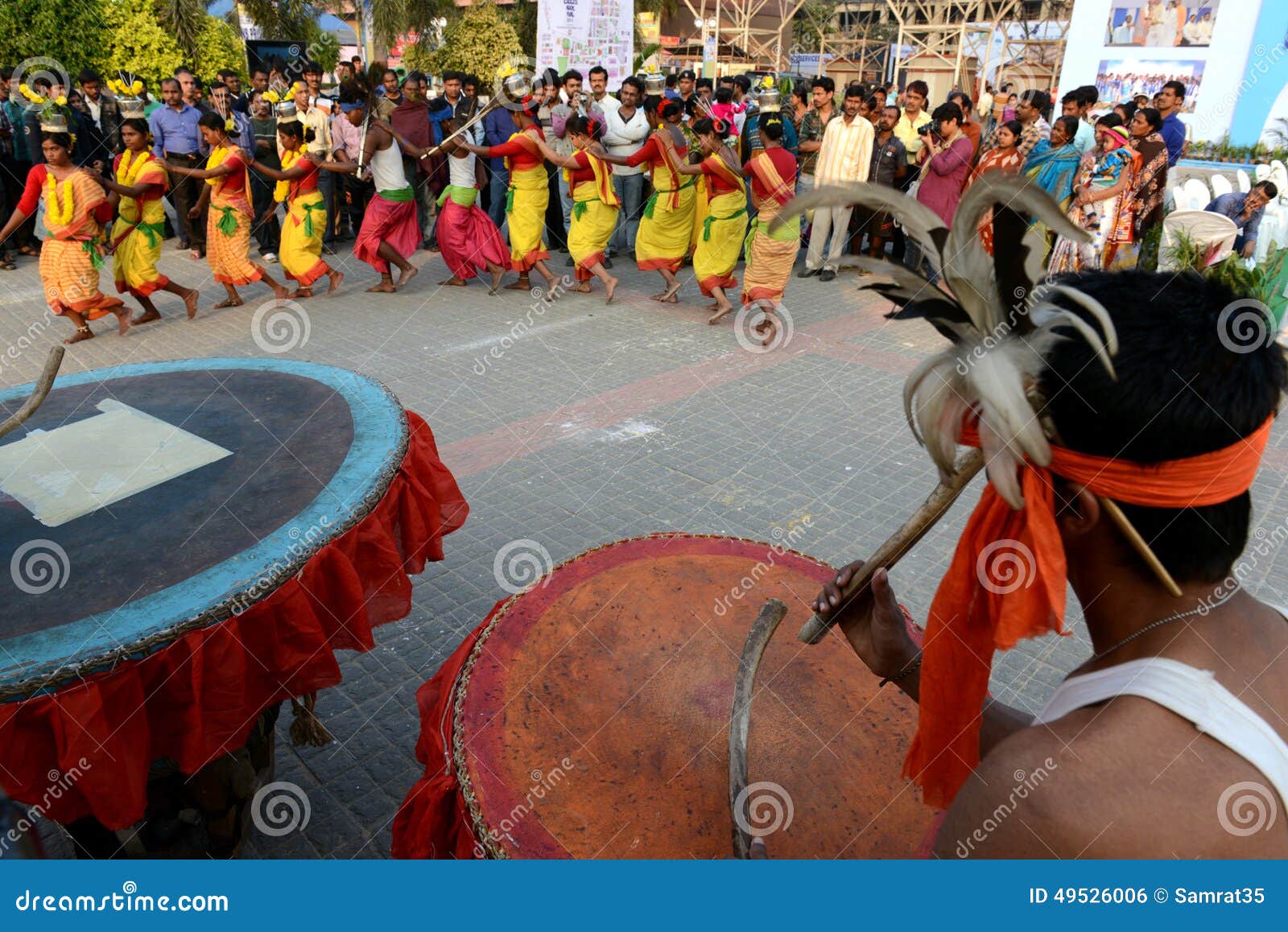 Danza tribal. Recepción tradicional a la huésped; Baile tribal de Santhal en la feria de libro de Kolkata