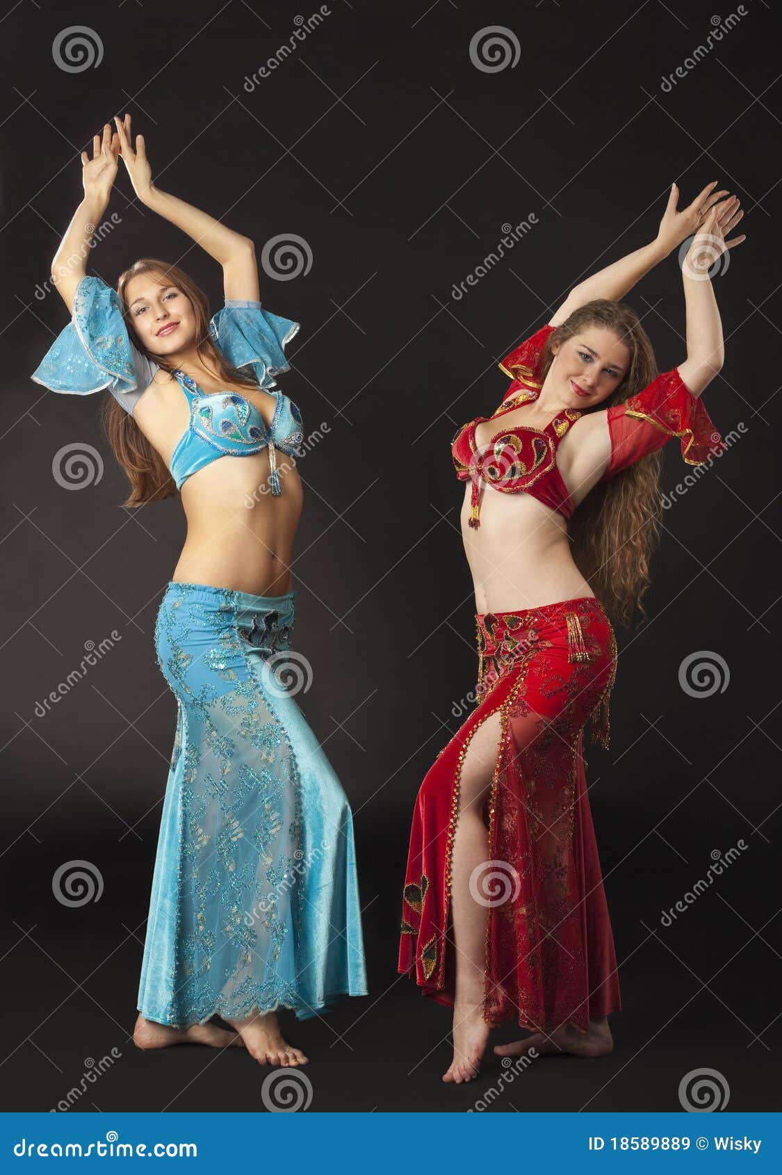 Danza Y Sonrisa De Mujeres En árabe Imagen de archivo Imagen ropa, vientre: 18589889