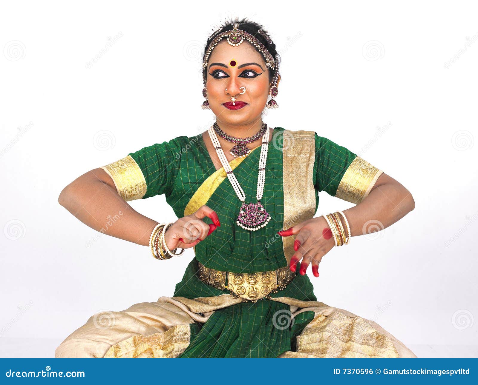 Danzatore classico femminile dall'India. Danzatore femminile di Bharathanatyam di Tamil Nadu in India del sud