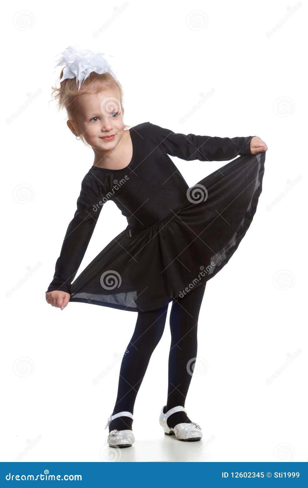 Dança Da Menina Em Um Vestido Preto Imagem de Stock Imagem de