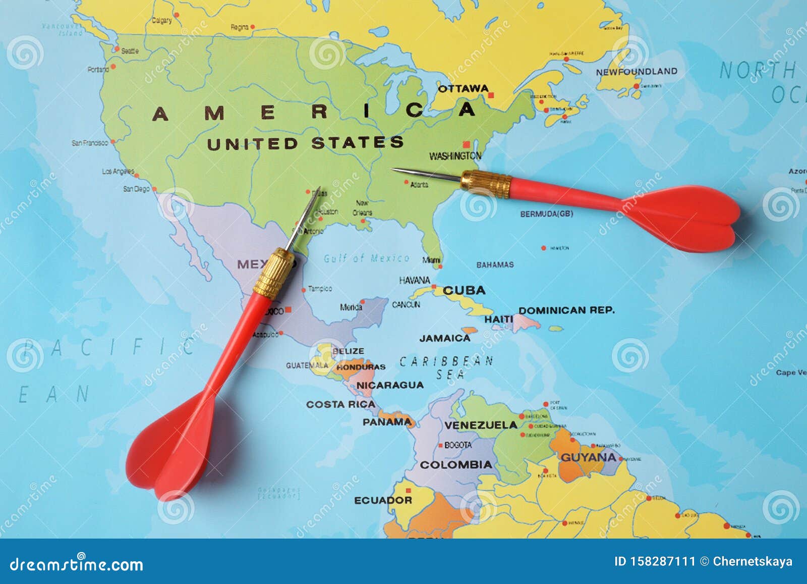 Dardos Rojos Cerca De Estados Unidos En El Mapa Mundial Imagen De Archivo Imagen De Estados Rojos 158287111