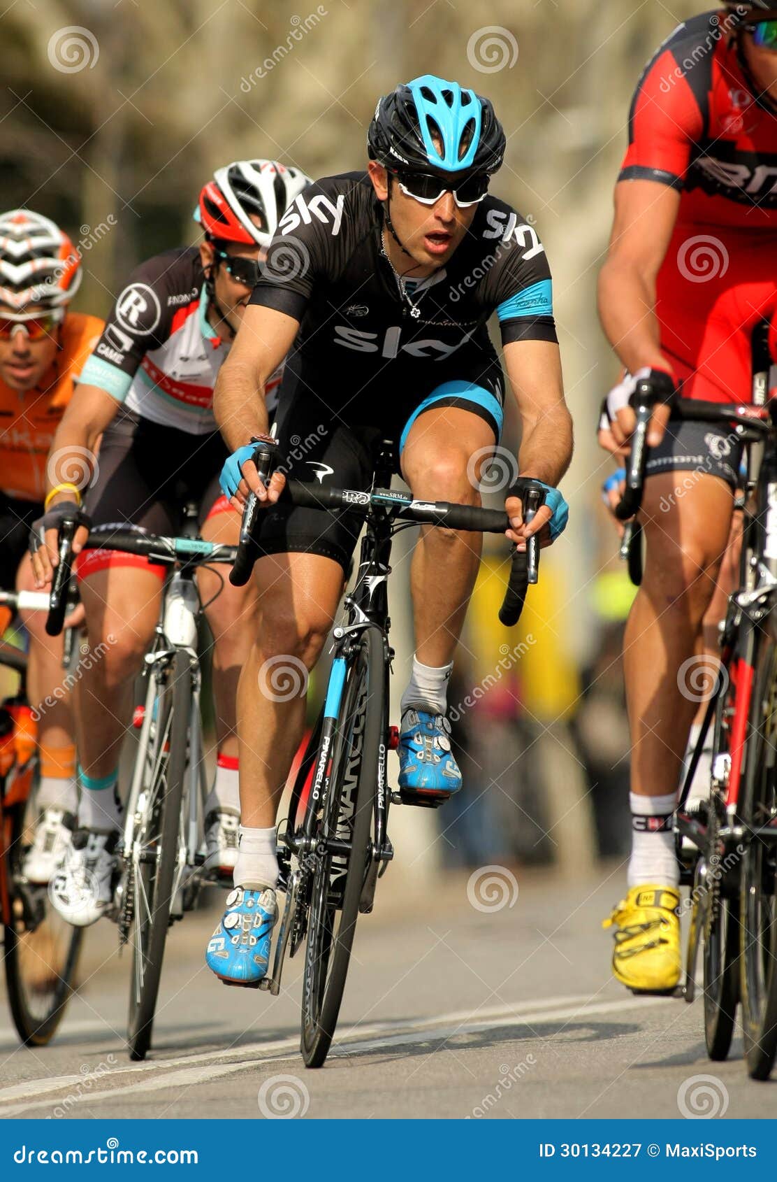 Dario Cataldo do céu Procycling monta durante a excursão da raça de ciclagem de Catalonia através das ruas da montanha de Monjuich em Barcelona o 24 de março de 2013