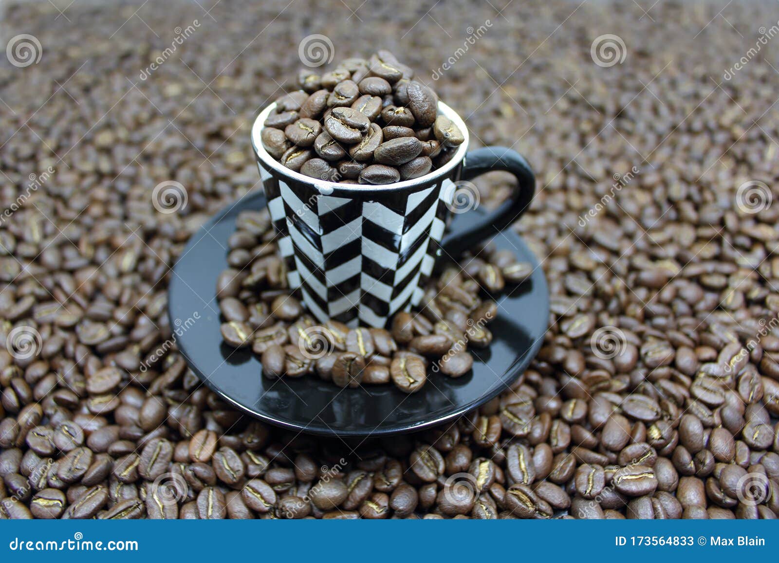 Dark roast coffee beans stock image. Image of espresso 173564833