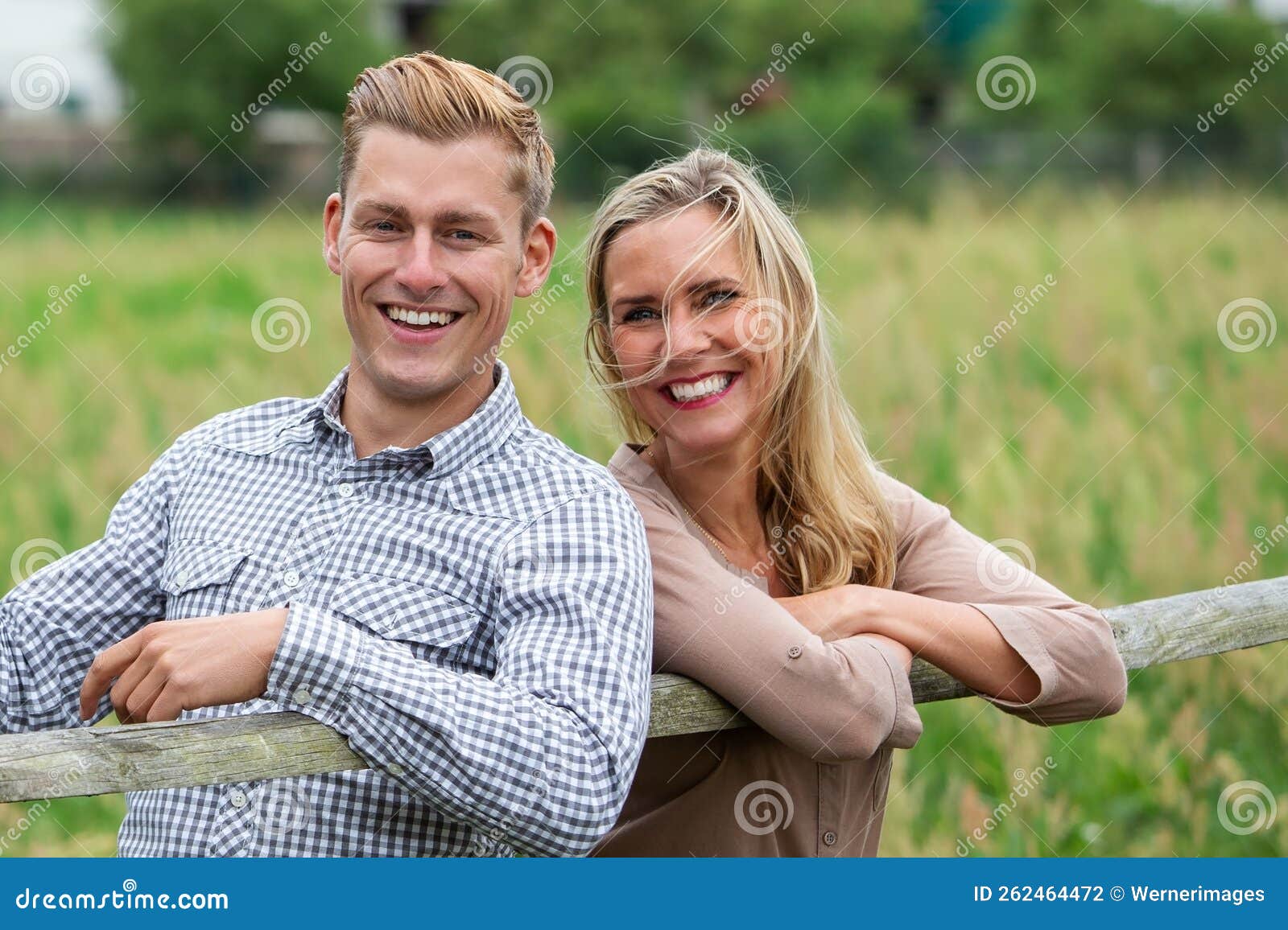Darstellung eines jungen glücklichen lachenden Paares draußen in der Natur. Porträt eines jungen glücklichen lachenden Paares draußen in der Natur