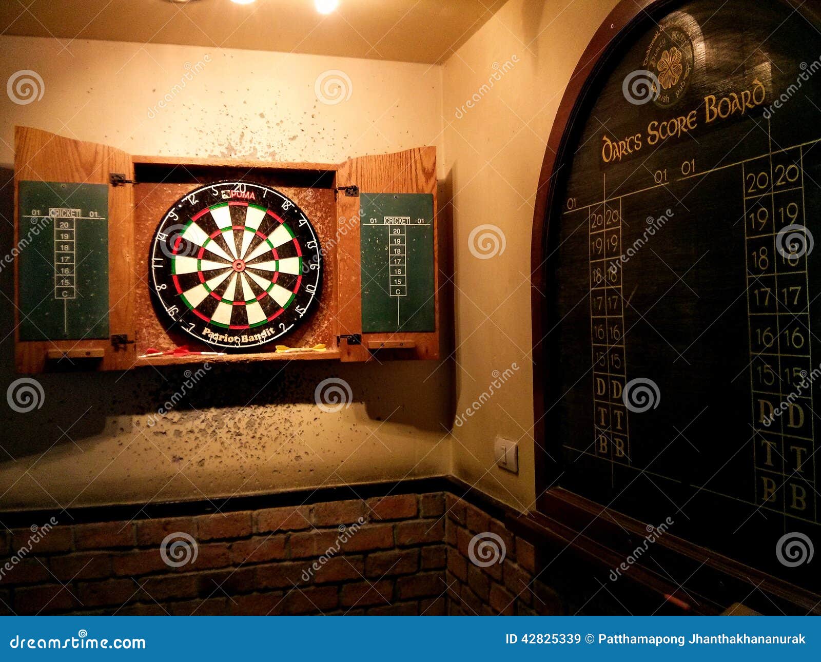 454 Bar Darts Stock Photos - Free & Royalty-Free Stock Photos from  Dreamstime