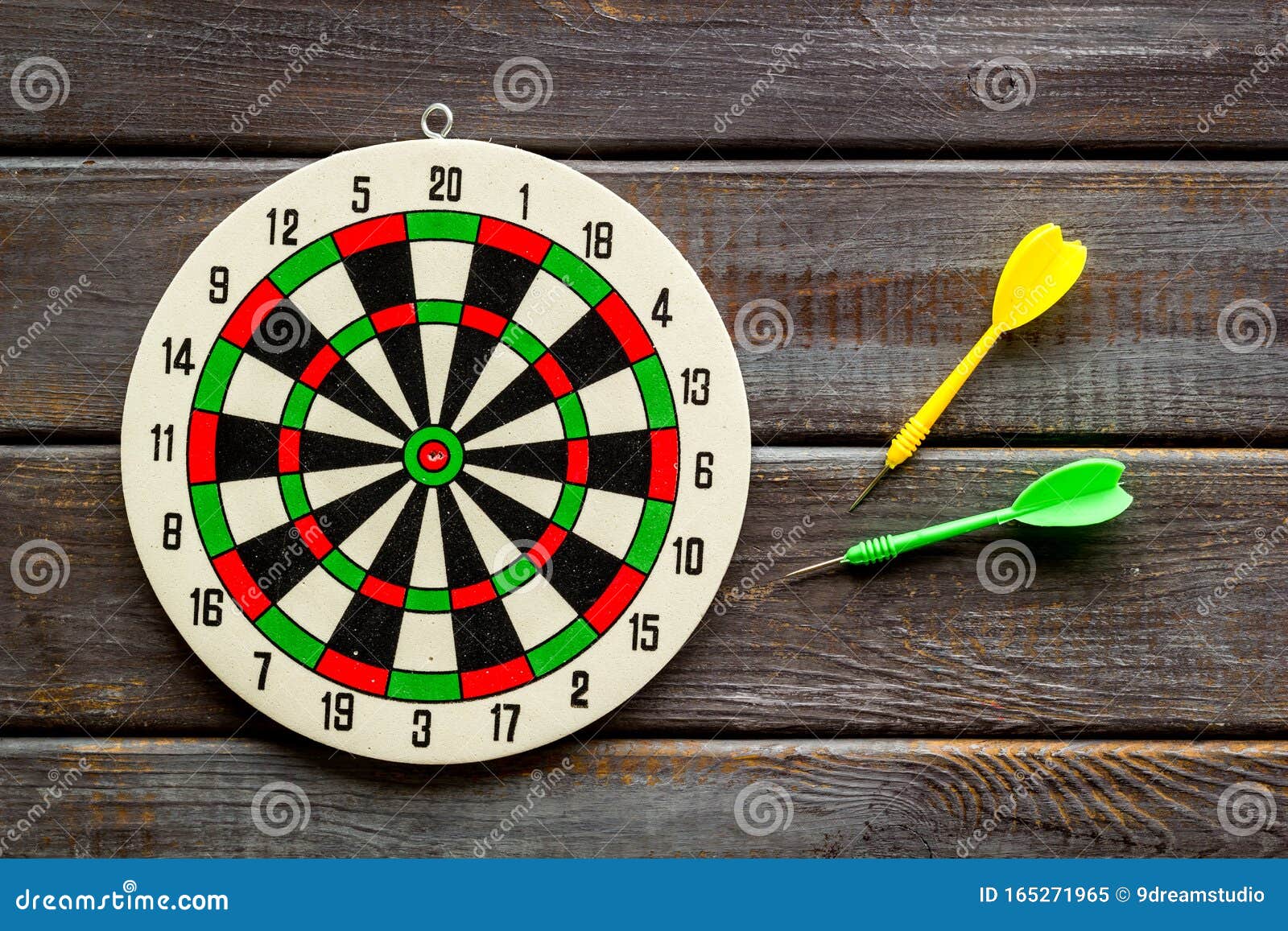 Melbourne pistool Coördineren Darts Game - Simple Sport for Lesure Time. Dartboard and Arrows or Dart on  Dark Wooden Background Top View Stock Image - Image of business, arrow:  165271965