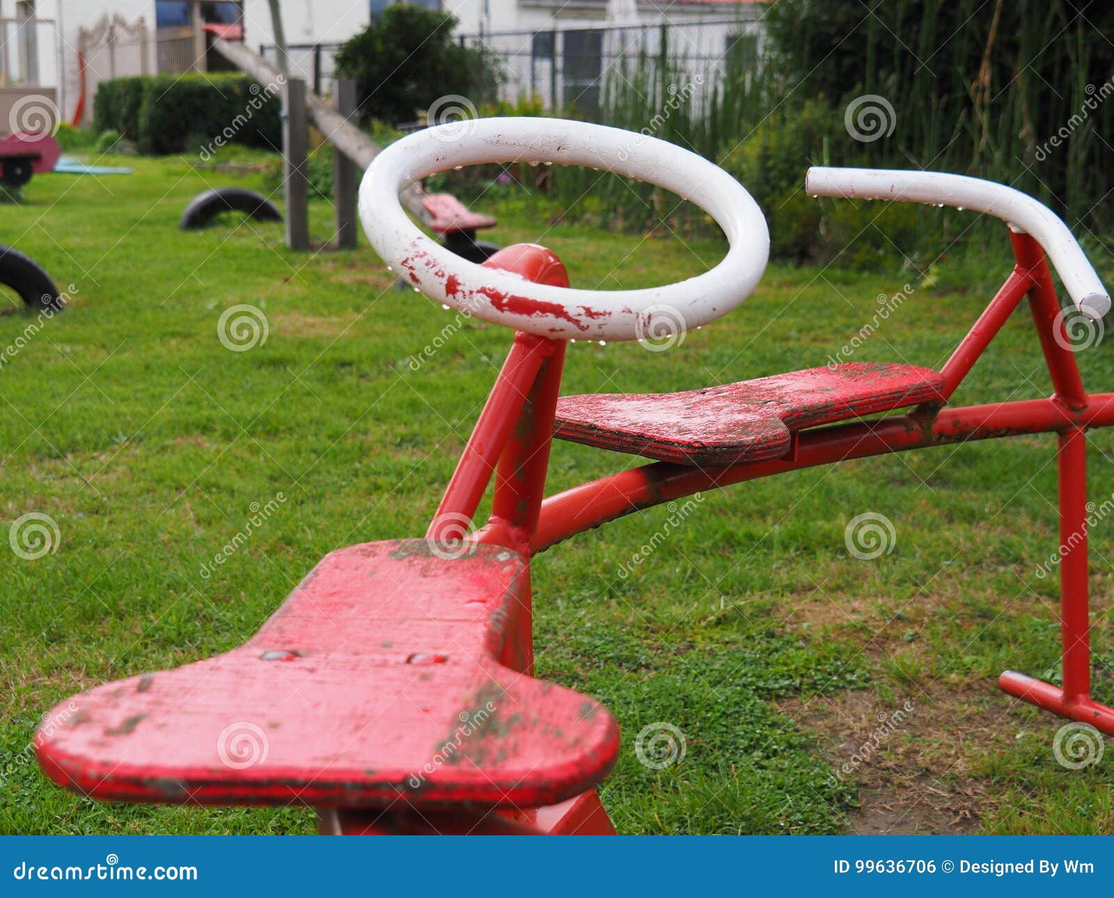 Das Alte Rot Und Weissesspinnen Bearbeiten Stellung Im Regen Stockfoto Bild Von Bearbeiten Weissesspinnen