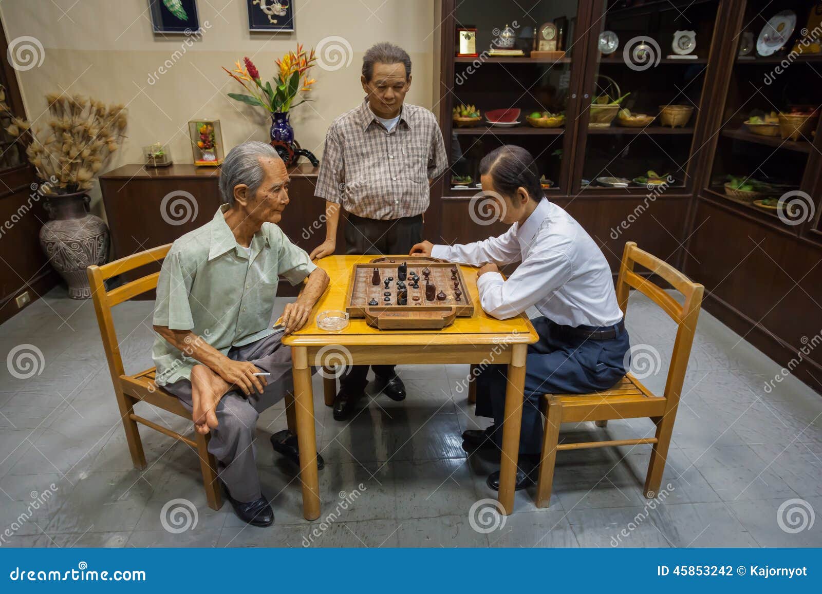 NAKORNPRATHOM, THAILAND 25. AUGUST: Das Bild von thailändischen Schach-Spielern spielt Schach, das populäres Spiel war Show an thailändischem menschlichem Bilder-Museum 25,2014 im August in Nakornprathom, Thailand ist