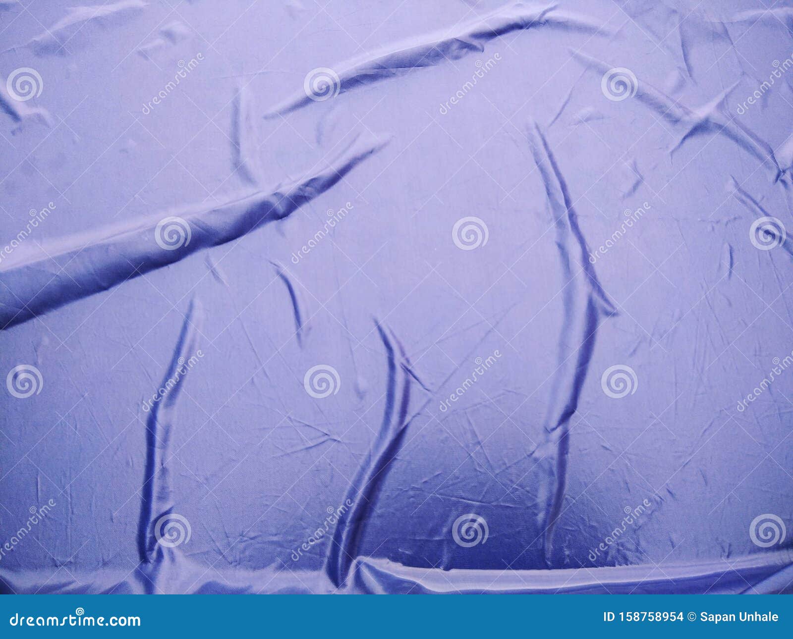 Das Blaue Kunststoffblech Auf Dem Auto Für Staub- Und Regenschutz Stockfoto  - Bild von dekorativ, kleidung: 158758954
