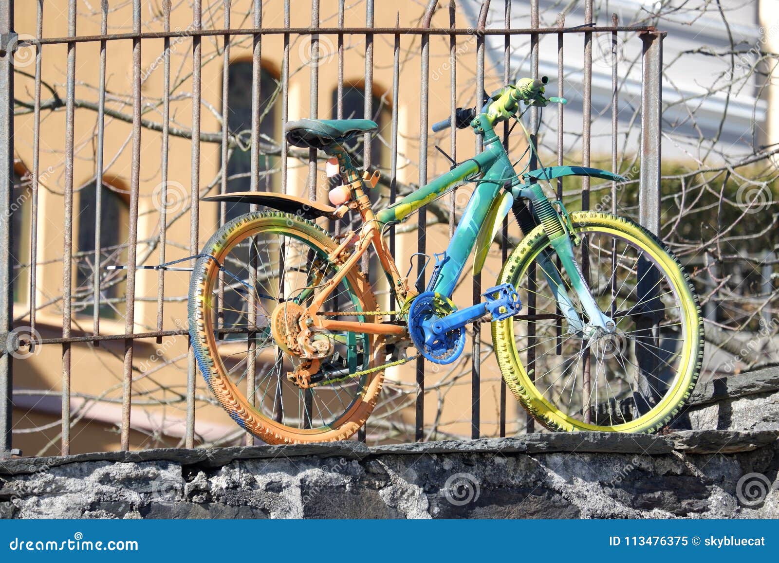 Das Bunte Fahrrad In Bergen, Norwegen Redaktionelles Bild