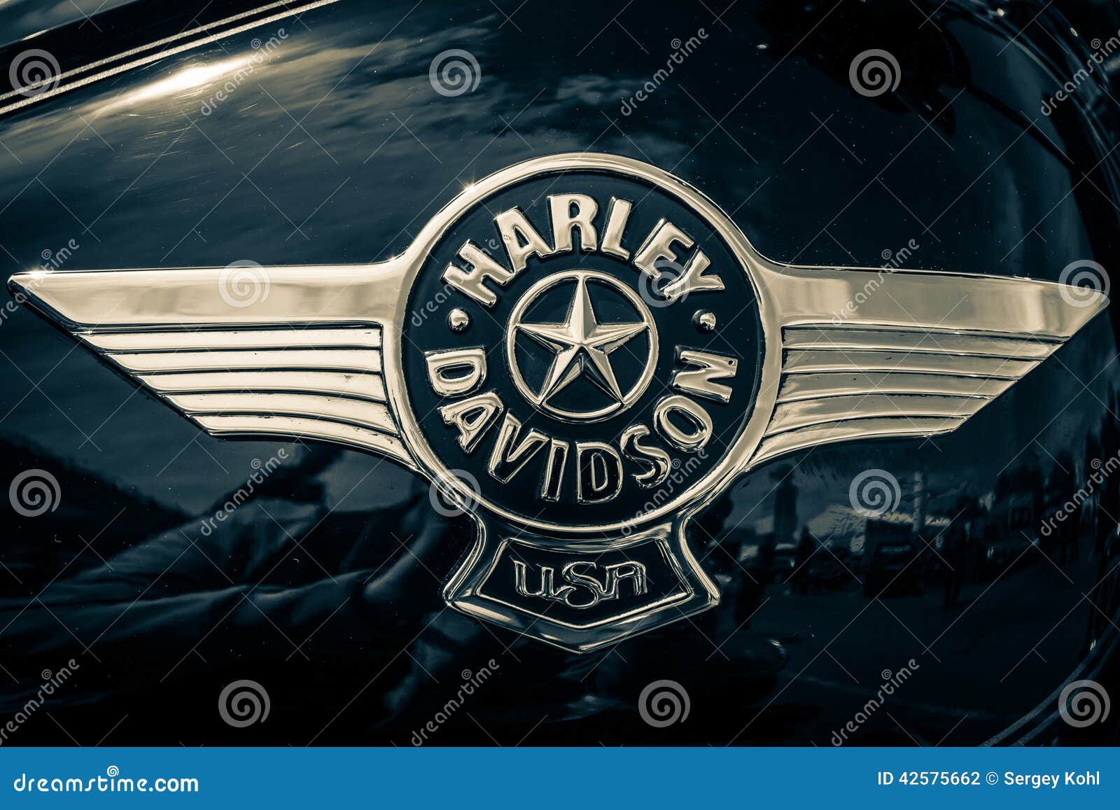 Das Emblem Auf Dem Kraftstofftank Des Motorrades Harley Davidson Softail Redaktionelles Stockfotografie Bild Von Weinlese Harley 42575662