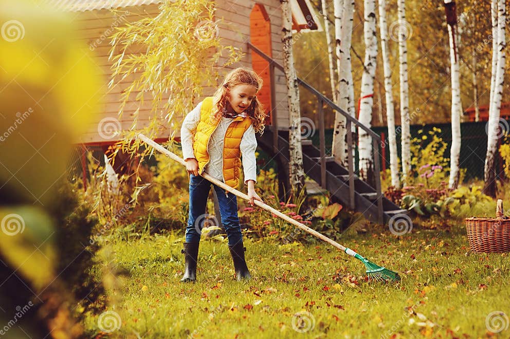 Das Glückliche Kleinen Gärtner Im Herbst Spielende Und Auswählende