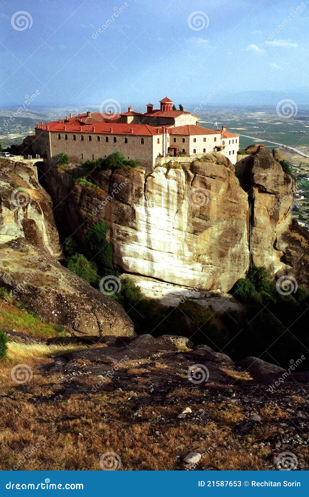 Das heilige Kloster von Str. Stephen, Meteora, wurde im 16. Jahrhundert aufgebaut und verziert 1545 (es wurde von den Nazin während WW II beschädigt, wer glaubte, dass es Rebellen beherbarg)