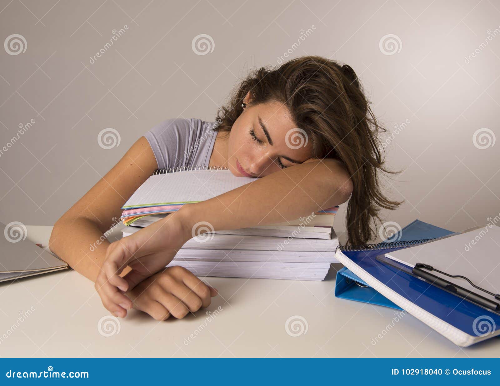 Сплю со студенткой. Девушка после учебы. Девушка облокотилась на книжки. Арт уставшая студентка.