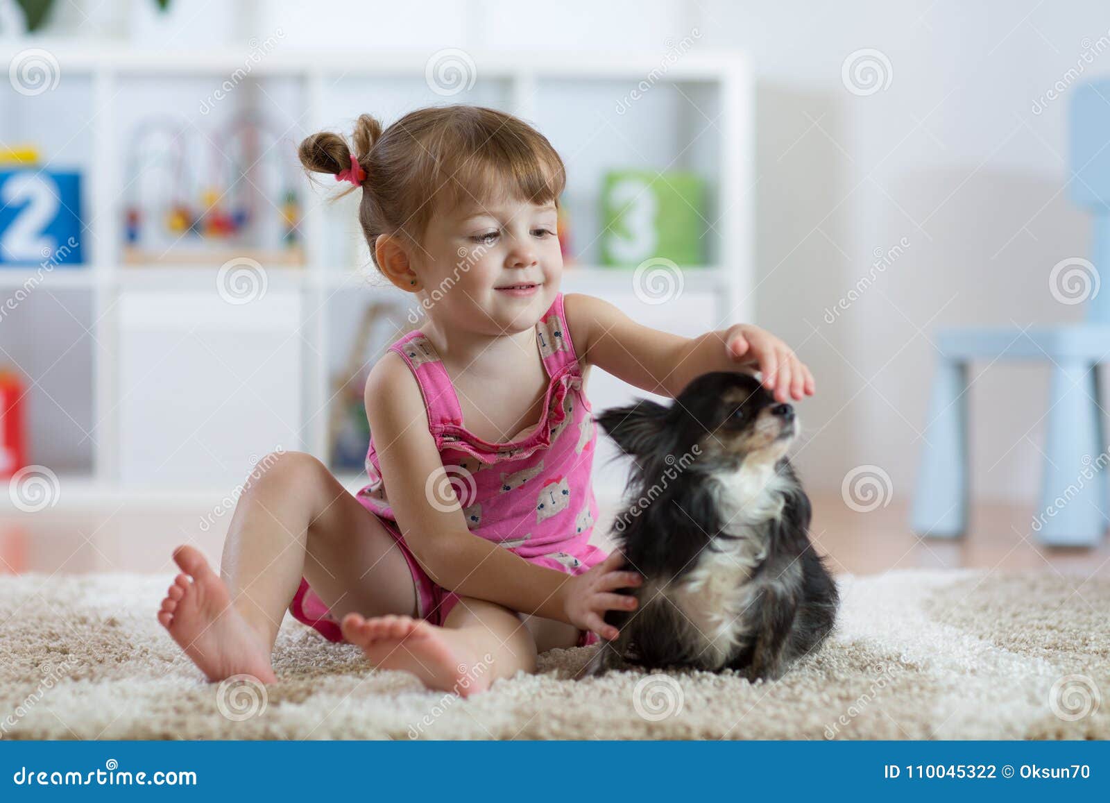 Das Kind Mit Dem Hund, Der Zu Hause Auf Boden Sitzt ...