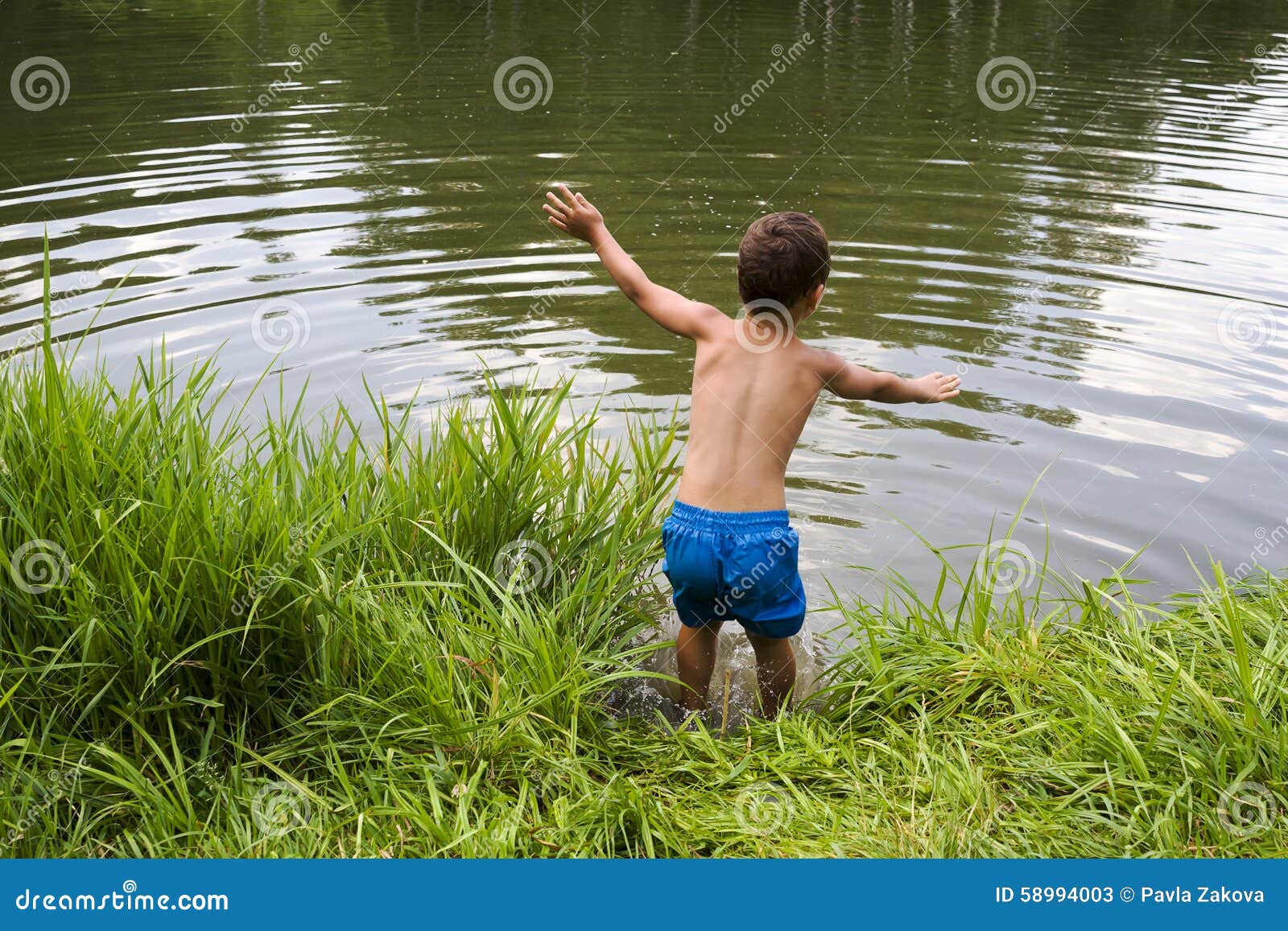 Вода которую мальчик несет. Мальчик прыгает в воду.