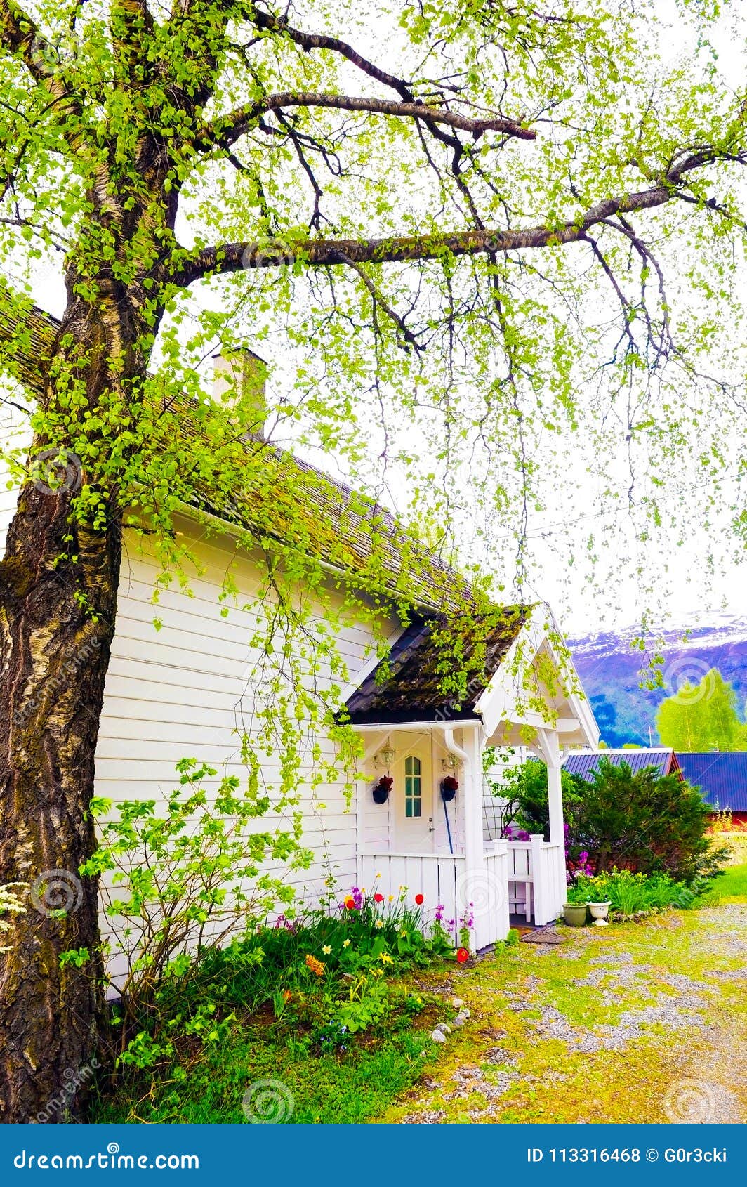 Das Kleine Weisse Haus Mit Front Wood Porch Stockfoto Bild Von Porch Weisse