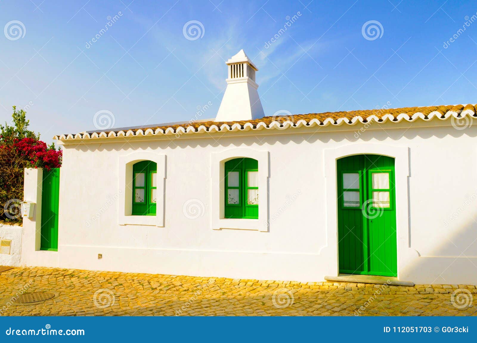 Das Kleine Weisse Haus Typisches Portugal Sudgebaude Travrl Europa Stockbild Bild Von Travrl Kleine