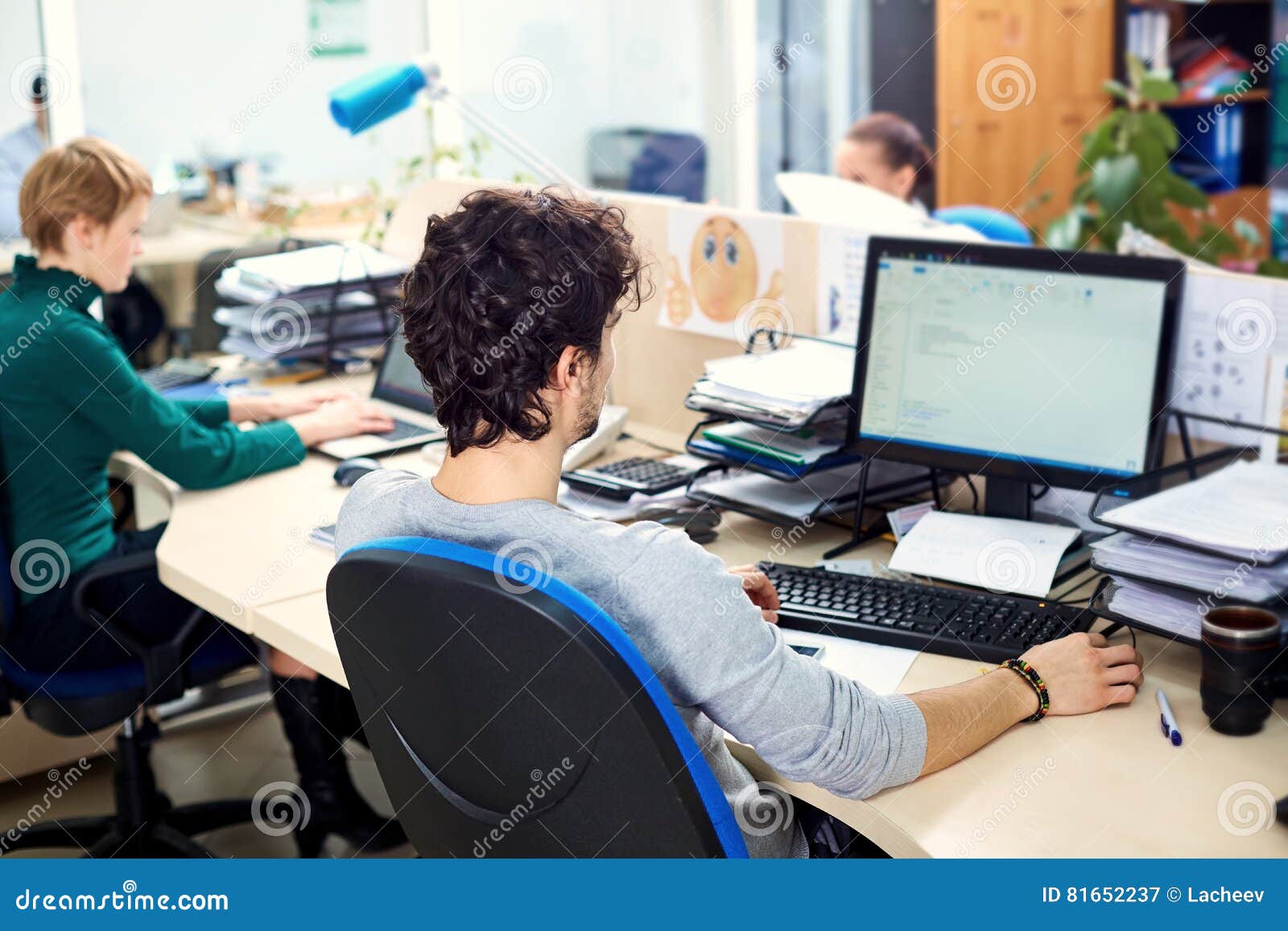 Das Konzept Der Buroarbeit Mann Der Hinteren Ansicht Der An Einem Comput Arbeitet Stockbild Bild Von Arbeitet Buroarbeit