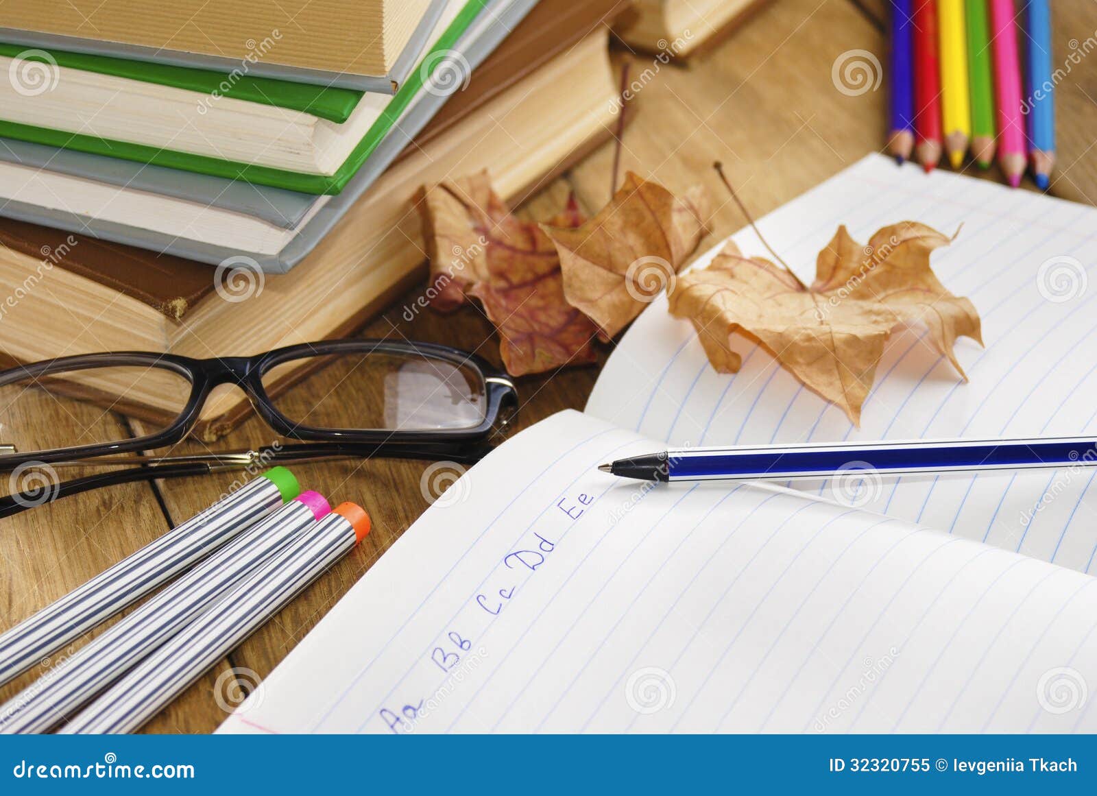 На учительском столе лежала стопка одинаковых учебников. Тетради на столе учителя. Учительский стол с тетрадями. Учеба тетради ручки. Стол учителя с книжками ручками.