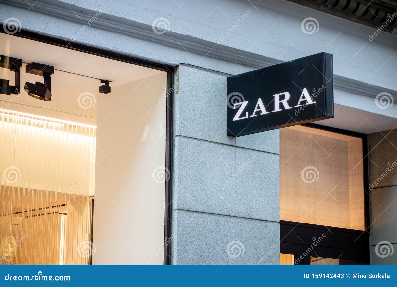Das Logo Der Firma Zara, Die Kleidung Für Männer, Frauen Und Kinder  Verkauft Dieser Einzelhandel Befindet Sich in Stockholm Redaktionelles  Stockfoto - Bild von kaufen, marke: 159142443