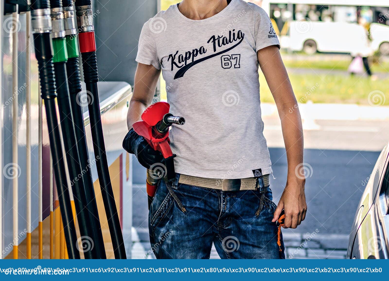 Das Mädchen Hat Eine Benzinpumpe in Der Hand. Tanken Mit Benzin