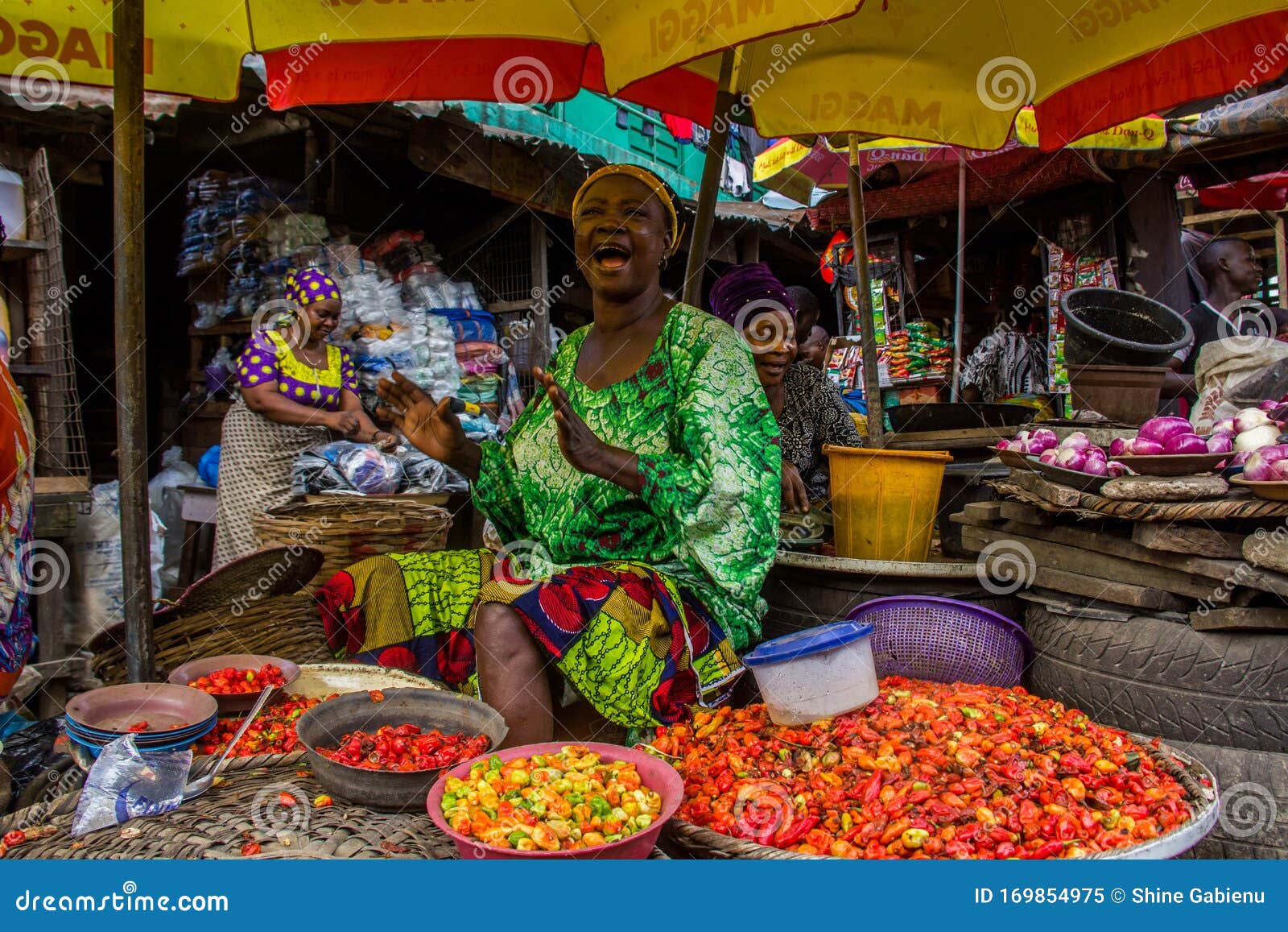 Das Marktgeschehen in einem beliebten afrikanischen Markt. Foto von einer Frau, die Pfeffer, am Markt der Meile 12 in Lagos-Staat, Nigeria, Afrika verkauft.