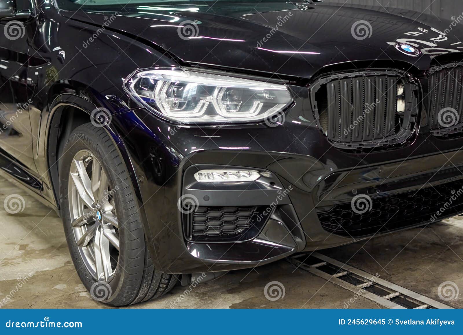 Das Mit Einer Schwarzen Schutzfolie überzogene BMW-Auto Ist in