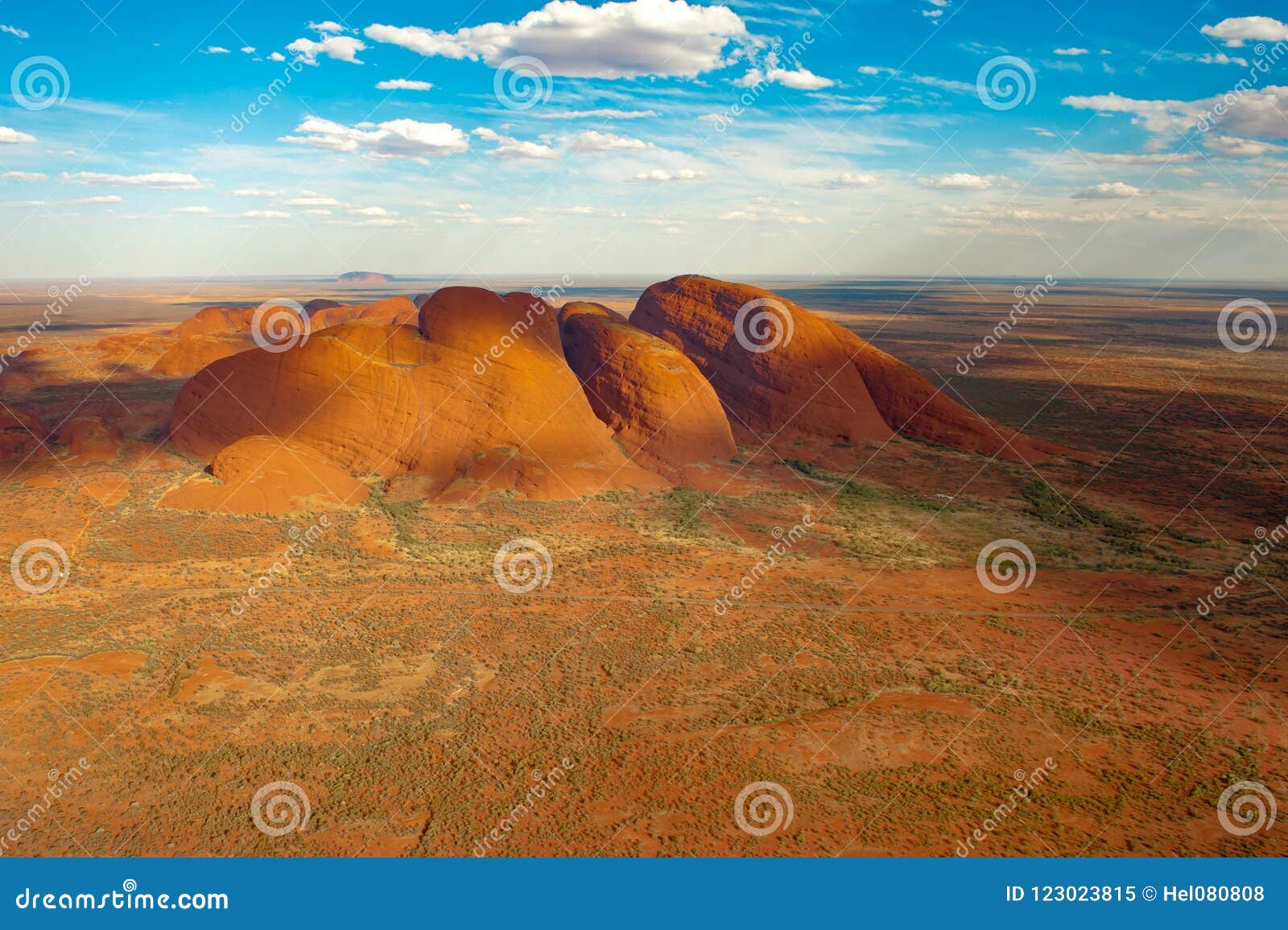 Das Olgas - Kata Tjuta - das Australien, Vogelperspektive. Das Olgas oder in der Sprache der Ureinwohner Kata Tjuta sind der zweite große mystische Platz in der Wüste von Australien Foto wurde vom heli genommen