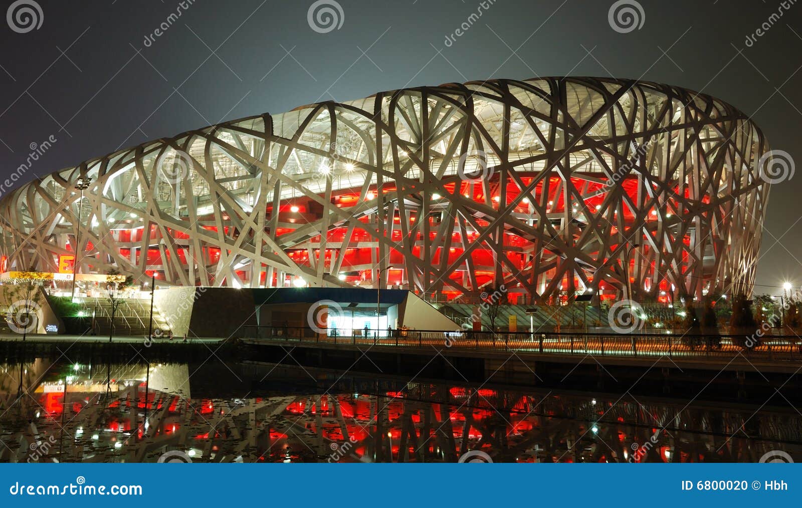 Das Peking-Staatsangehörig-Stadion. Das Peking-nationale Stadion alias das nationale Stadion oder das Nest des Vogels für seine Architektur, ist ein Stadion, das auf dem olympischen Grün in Peking, China im Bau ist, das für Beendigung im März 2008 eingeplant wird. Das Stadion bewirtet die HauptLeichtathletikkonkurrenzen für die 2008 olympischen Sommerspiele, sowie die Öffnung und die schließenden Zeremonien. Es sitzt nach rechts nahe bei der nationalen Aquatics Mitte Peking-.