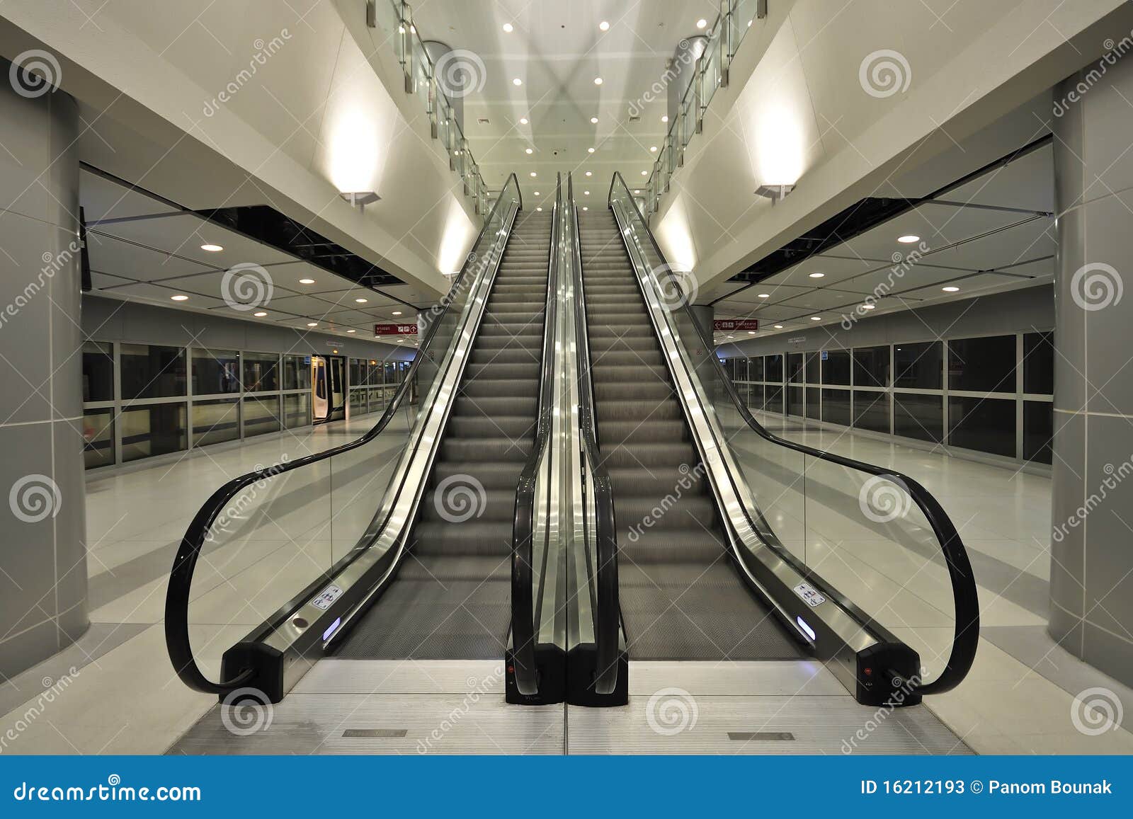 Das Rolltreppebewegen. Die Rolltreppe, die an der Flughafenlink-Bahnstation sich bewegt