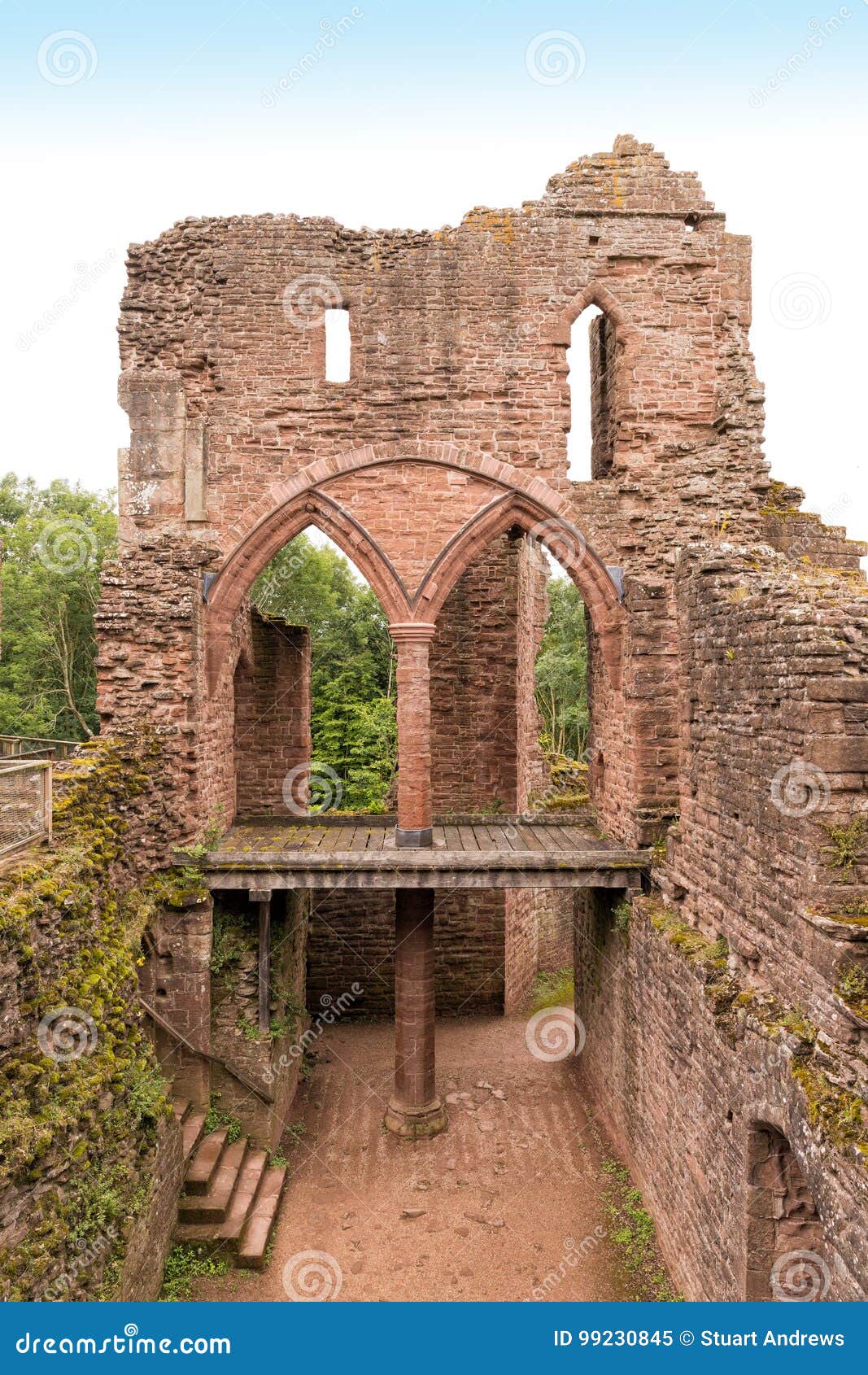 Das Solar, Goodrich-Schloss, Herefordshire. Die Ruinen der Solar- oder großen Kammer, die ursprünglich Ende des 13. Jahrhunderts von William de Valence an Goodrich-Schloss errichtet wurde Dieses Teil des Schlosses war die privatesten Wohnungen des Lords und seiner Familie Weitere Räume wurden später in den Mittelalter hinzugefügt Die parlamentarischen Kräfte schätzten das Schloss während des englischen Bürgerkrieges gering und er stieg schließlich in Ruine während der 1640s ab