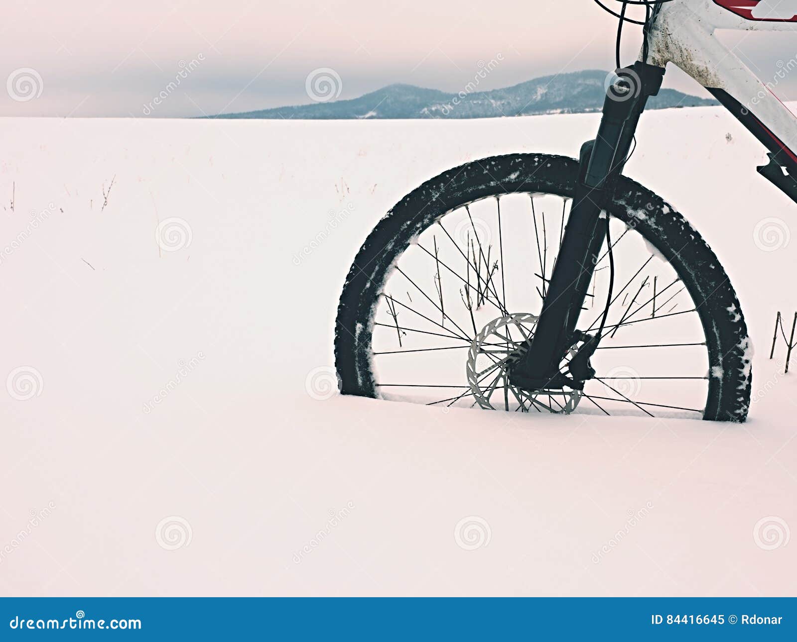 Schneeketten Auf Einem Fahrrad Von Der Seite Aus Stockfoto - Bild