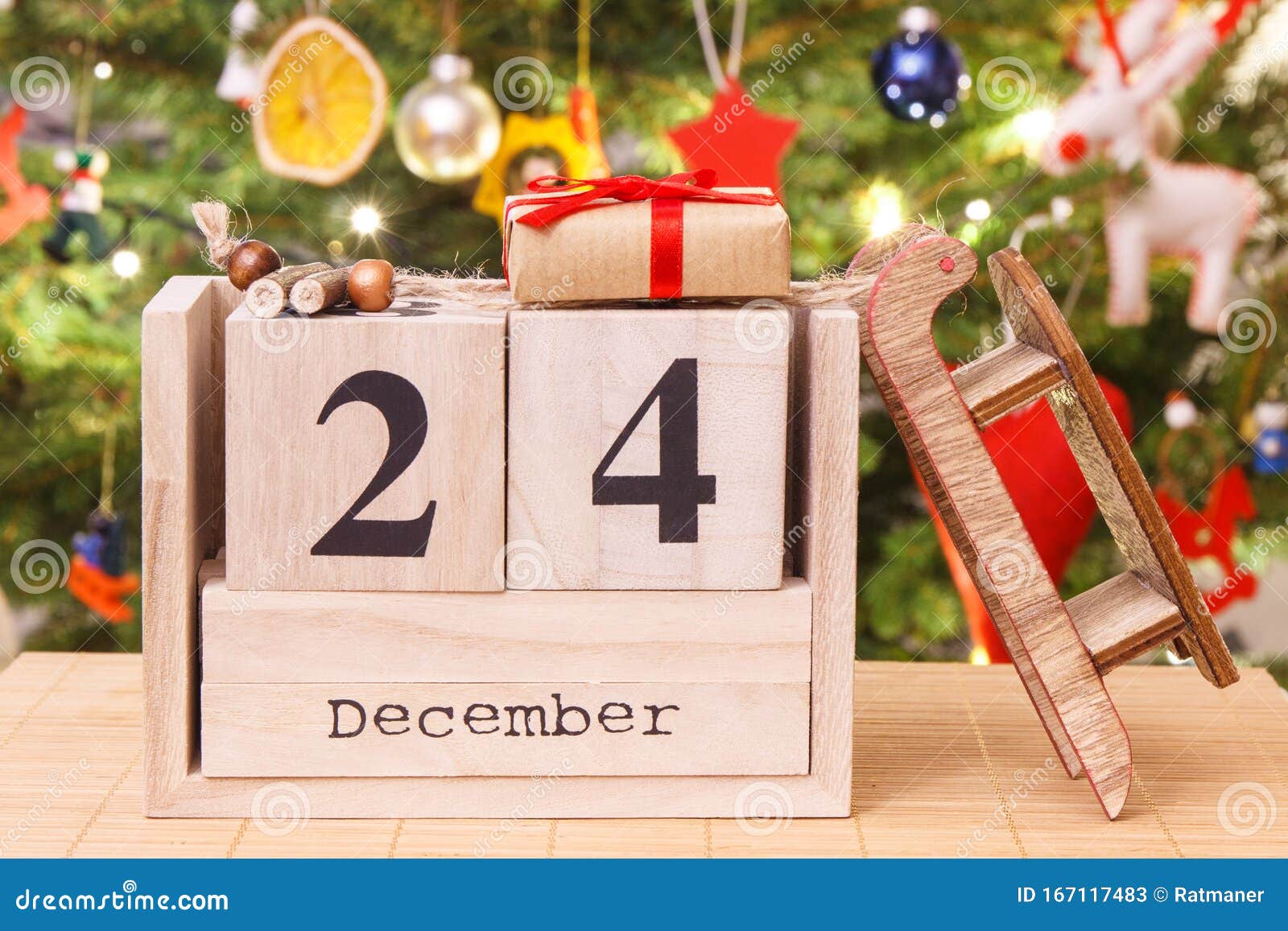 Data 24 De Dezembro No Calendário Do Cubo, Presentes Embrulhados E árvore De Natal Com Decoração, Conceito De Véspera De Natal Imagem de Stock - Imagem de festivo, fita: 167117483 Data 24 De Dezembro No Calendário Do Cubo, Presentes Embrulhados E árvore De Natal Com Decoração, Conceito De Véspera De Natal Imagem de Stock - Imagem de festivo, fita: 167117483