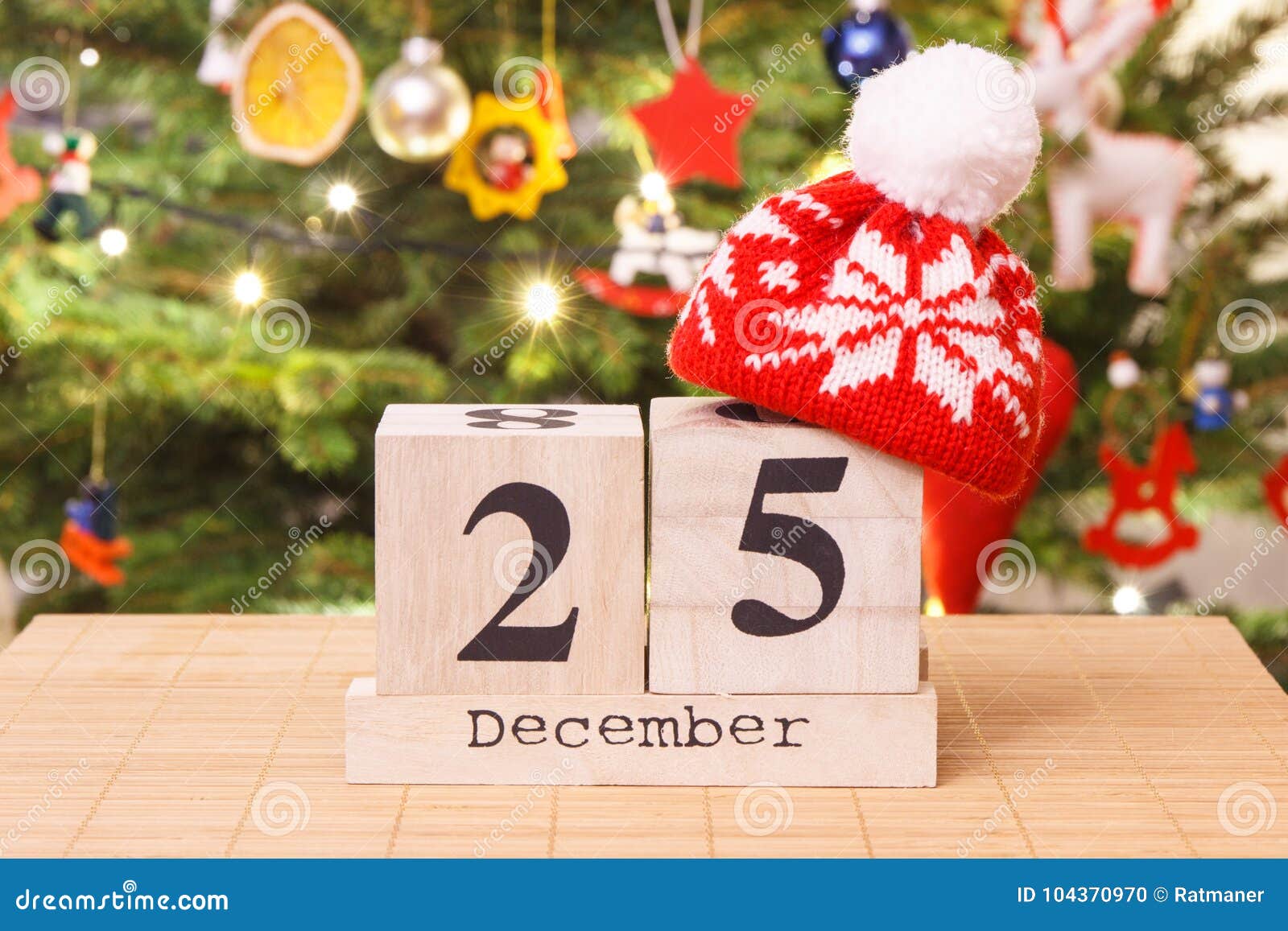 Date O 25 De Dezembro Com Tampão E a árvore Festiva Com a Decoração No Fundo, Conceito Do Tempo Do Natal Foto de Stock - Imagem de feriado, vermelho: 104370970 Date O 25 De Dezembro Com Tampão E a árvore Festiva Com a Decoração No Fundo, Conceito Do Tempo Do Natal Foto de Stock - Imagem de feriado, vermelho: 104370970
